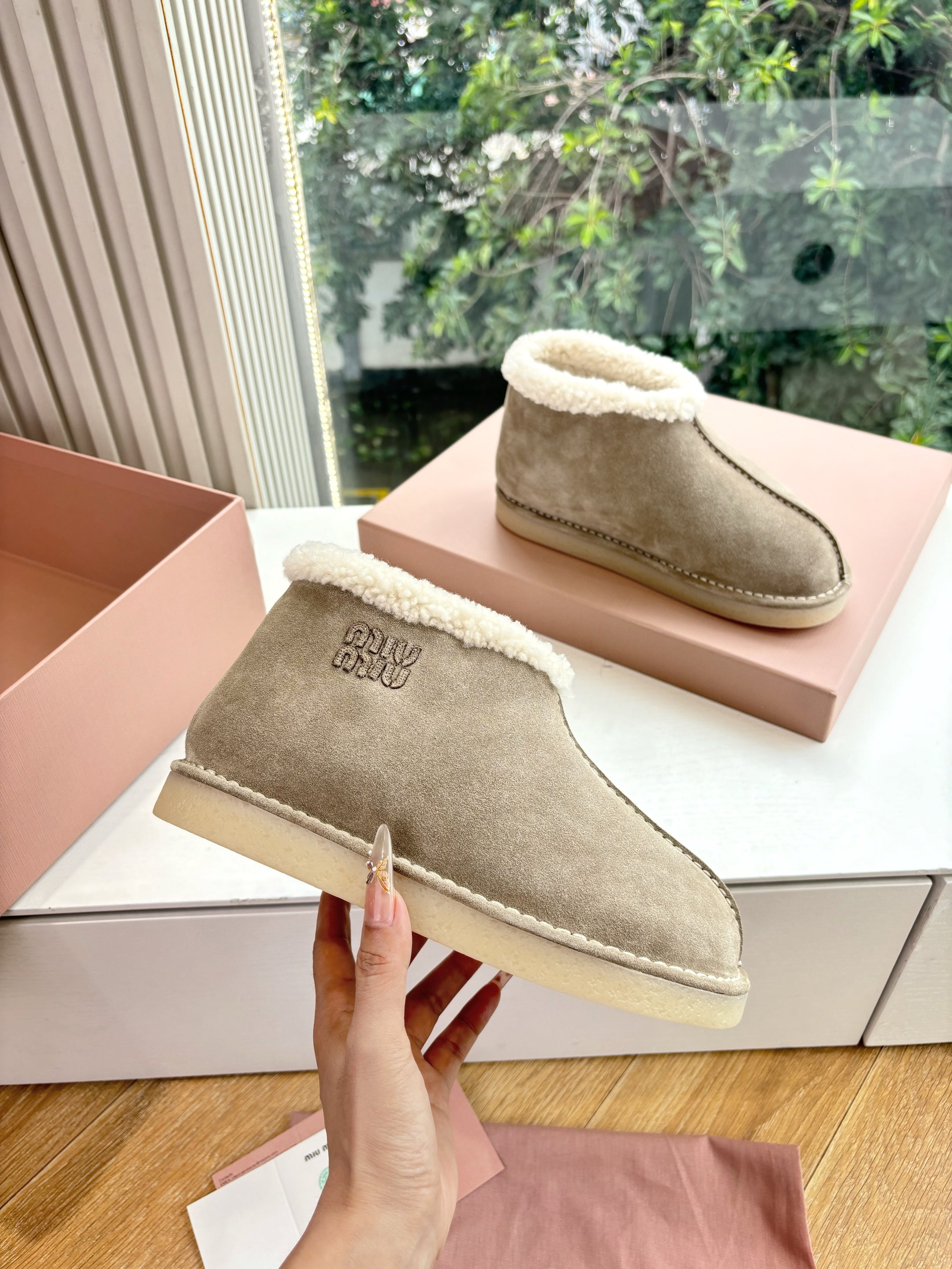 WHITE SHEARLING BOOTS IN TAN BROWN SUEDE