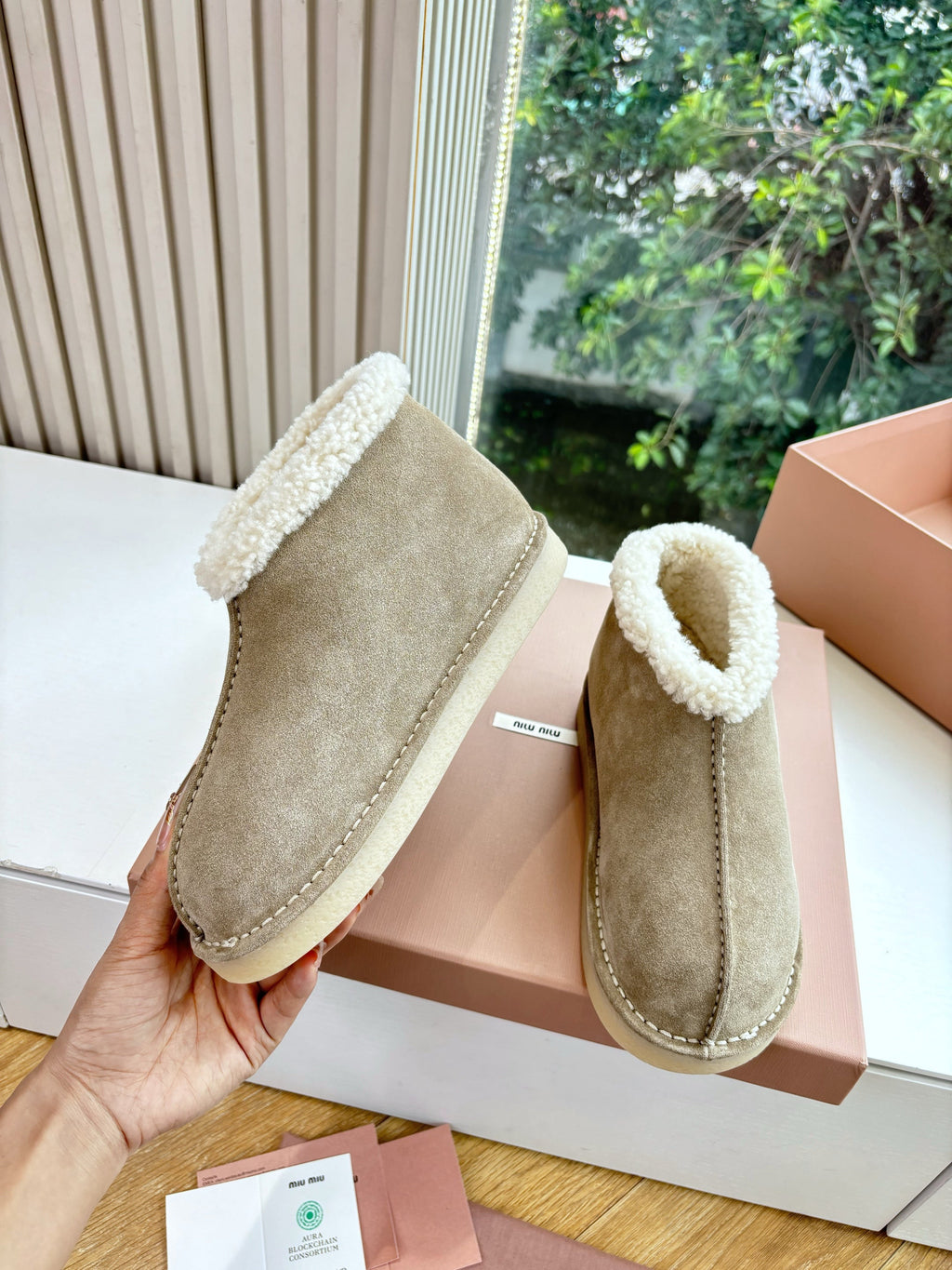 WHITE SHEARLING BOOTS IN TAN BROWN SUEDE