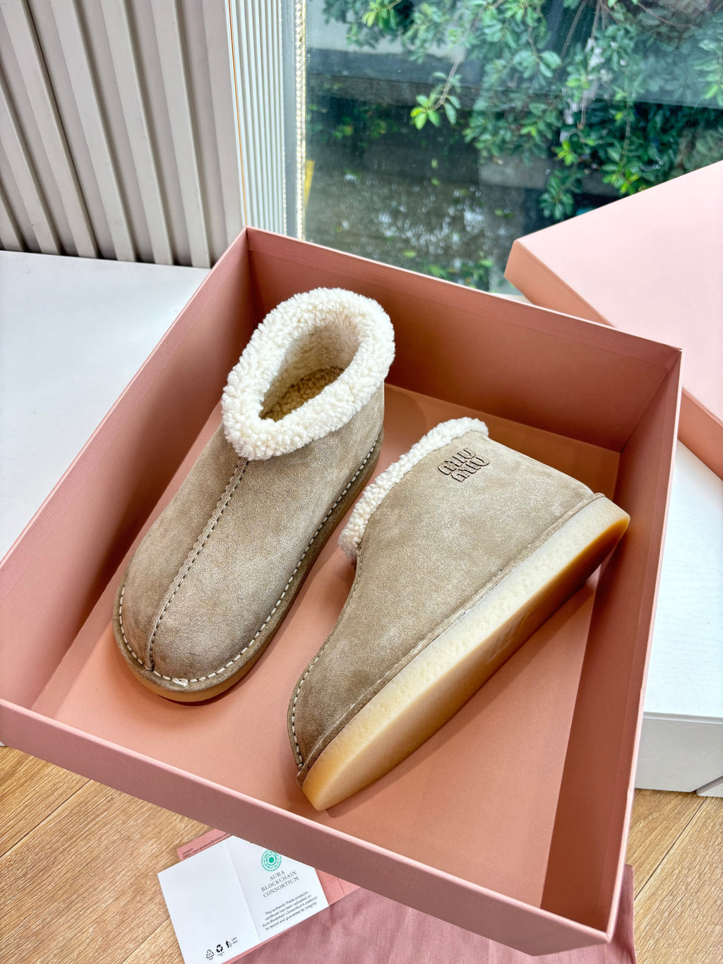 WHITE SHEARLING BOOTS IN TAN BROWN SUEDE