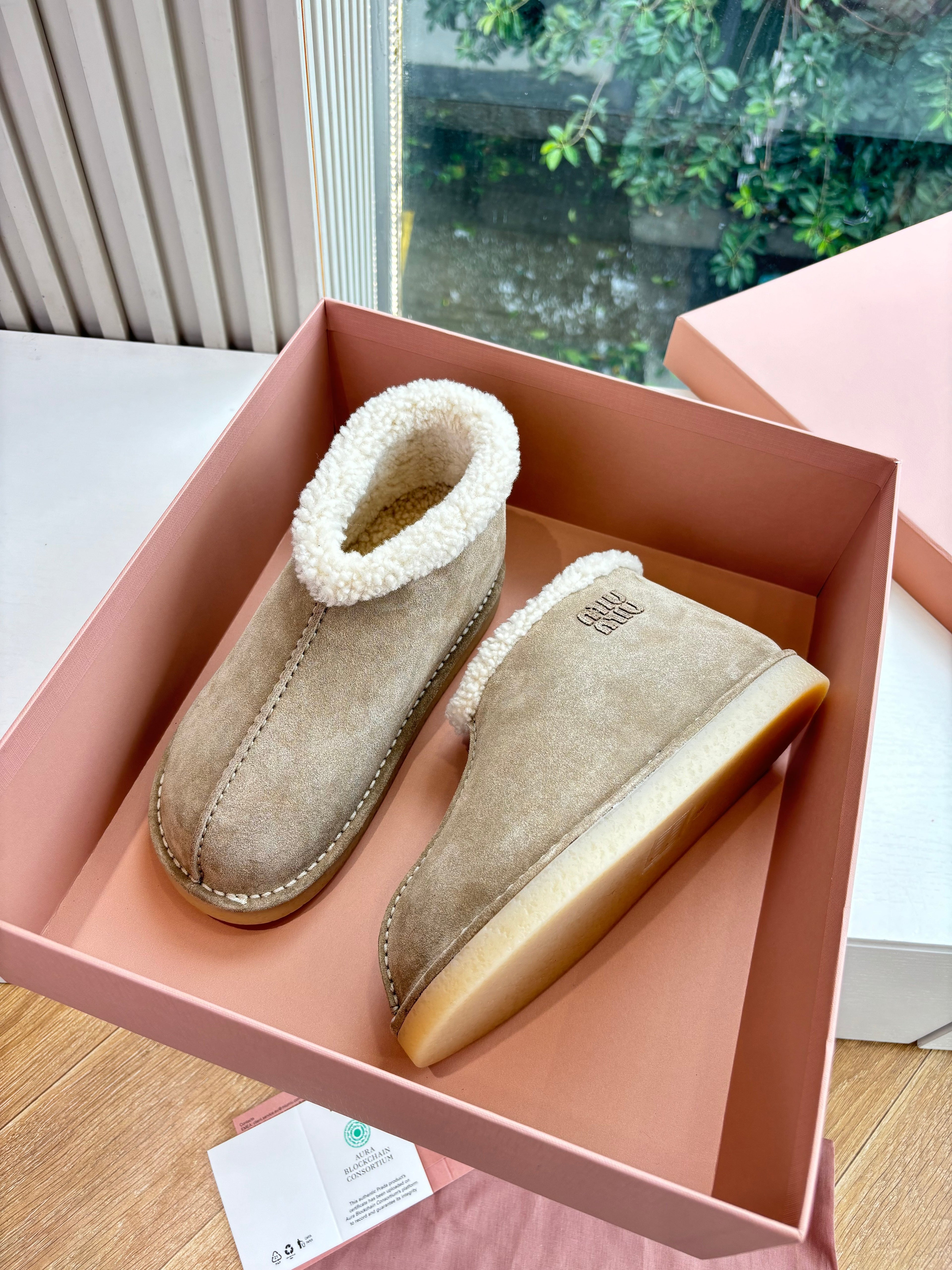 WHITE SHEARLING BOOTS IN TAN BROWN SUEDE