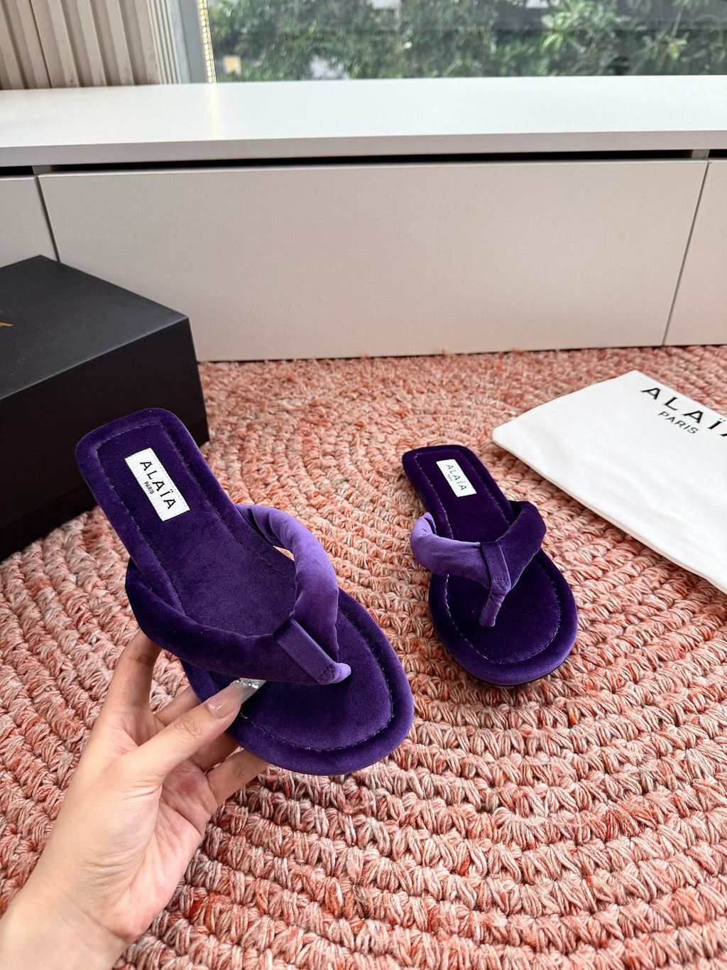 ALAIA 26S THONG SANDALS IN DARK PURPLE VELVET