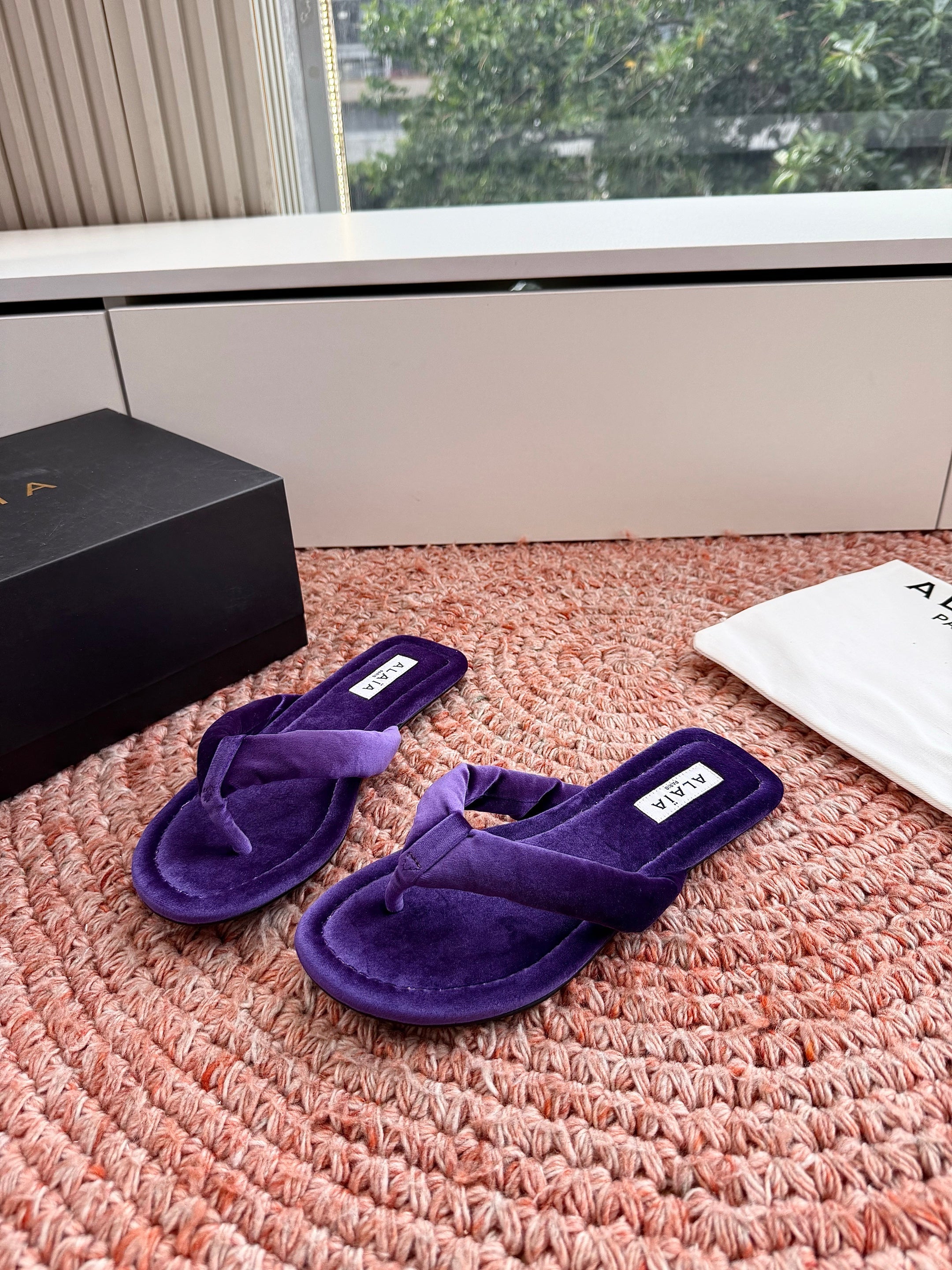 ALAIA 26S THONG SANDALS IN DARK PURPLE VELVET