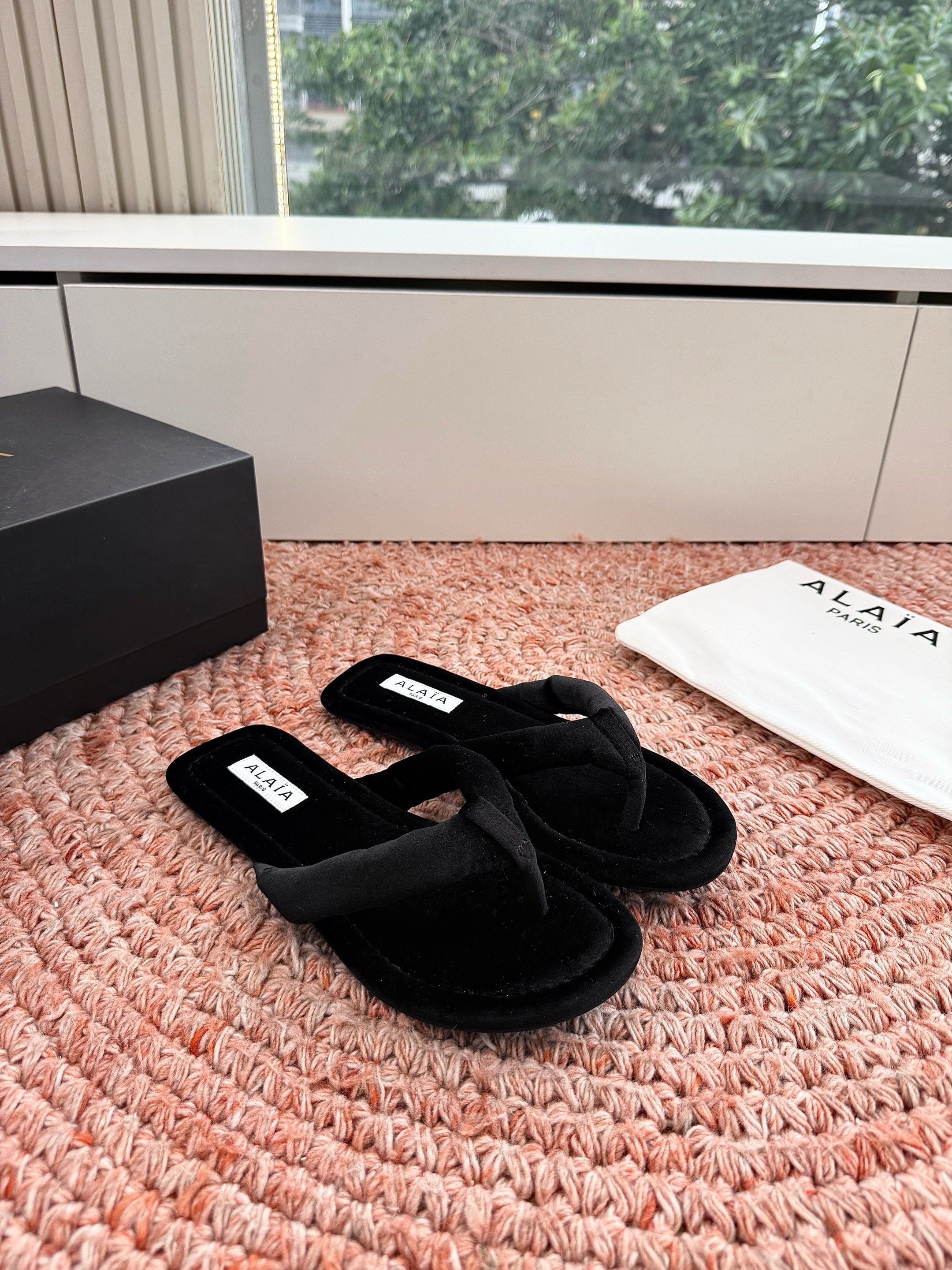 ALAIA 26S THONG SANDALS IN BLACK VELVET