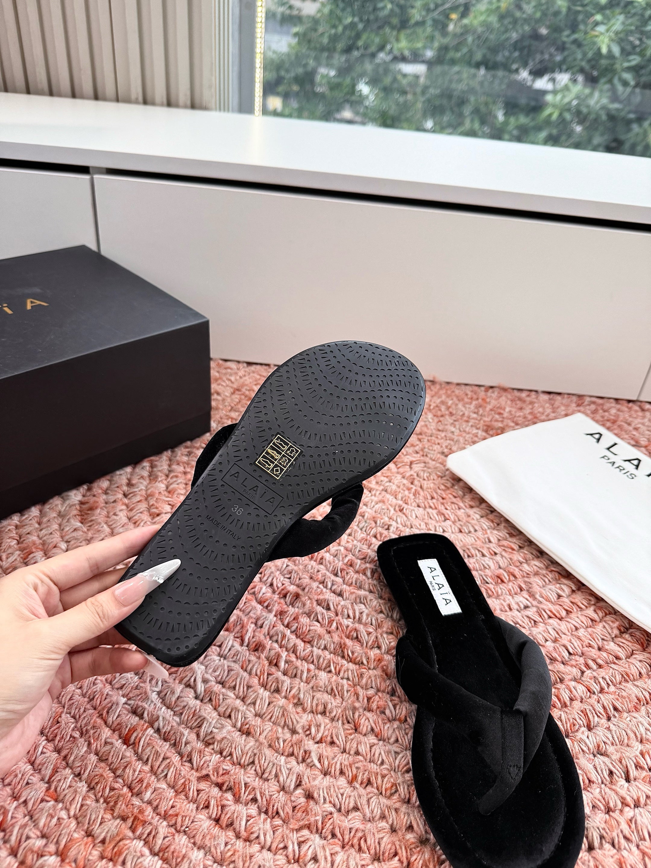 ALAIA 26S THONG SANDALS IN BLACK VELVET