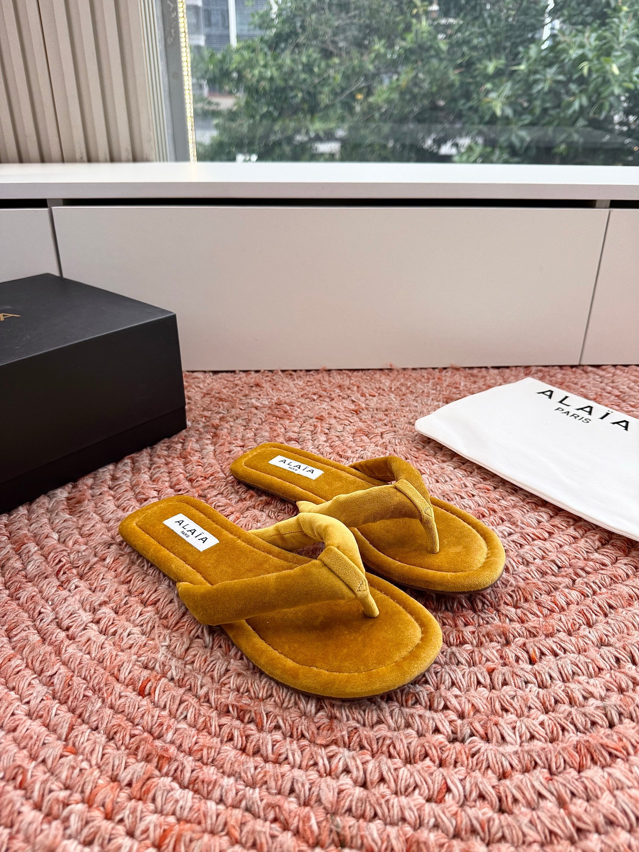 ALAIA 26S THONG SANDALS IN MUSTARD YELLOW VELVET