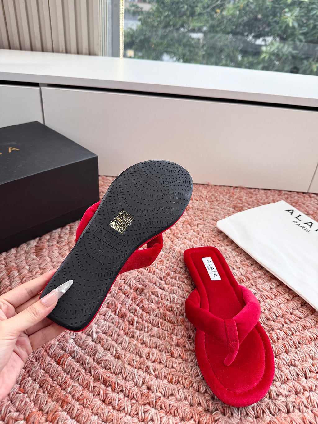 ALAIA 26S THONG SANDALS IN RED VELVET