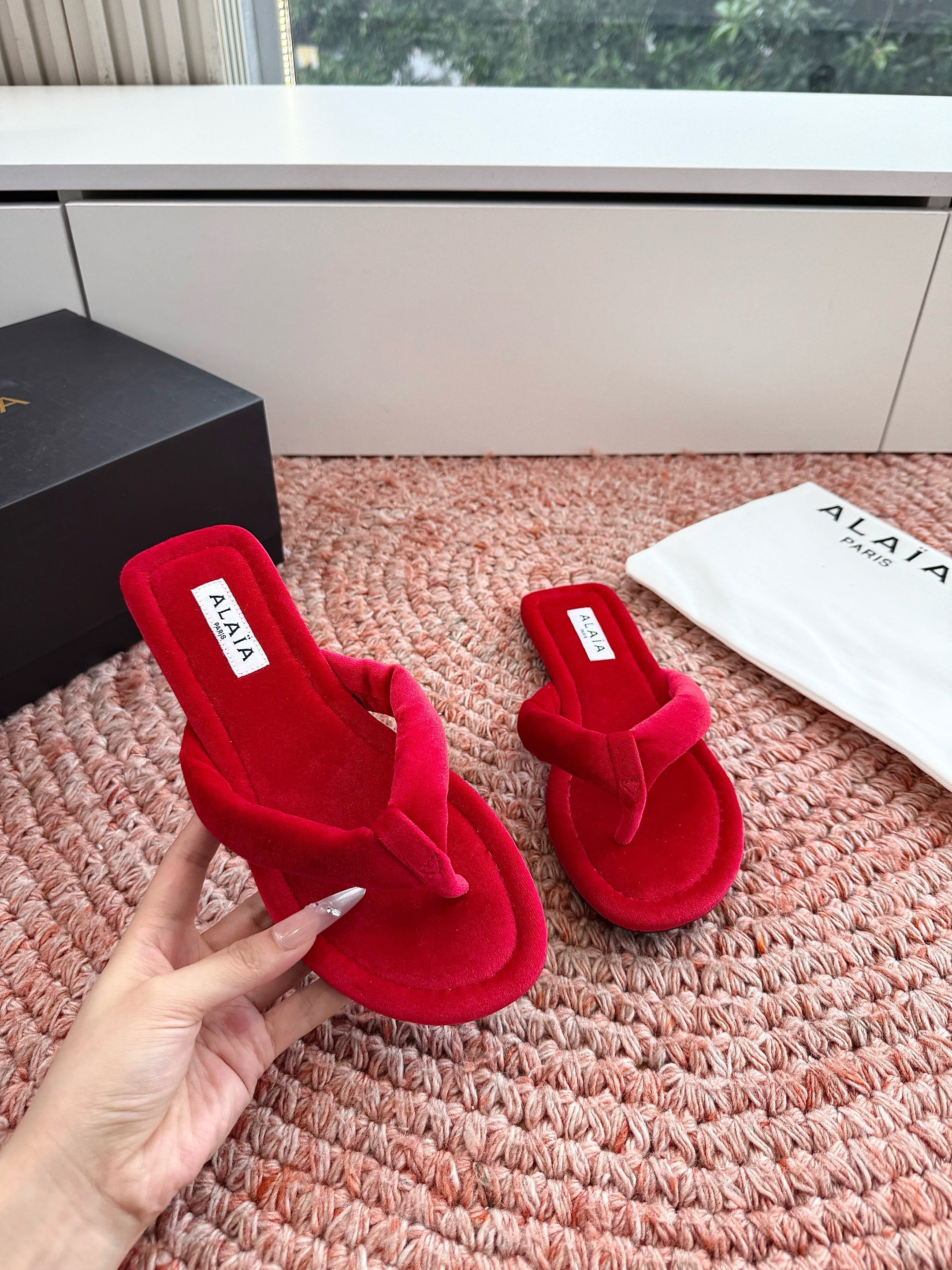 ALAIA 26S THONG SANDALS IN RED VELVET
