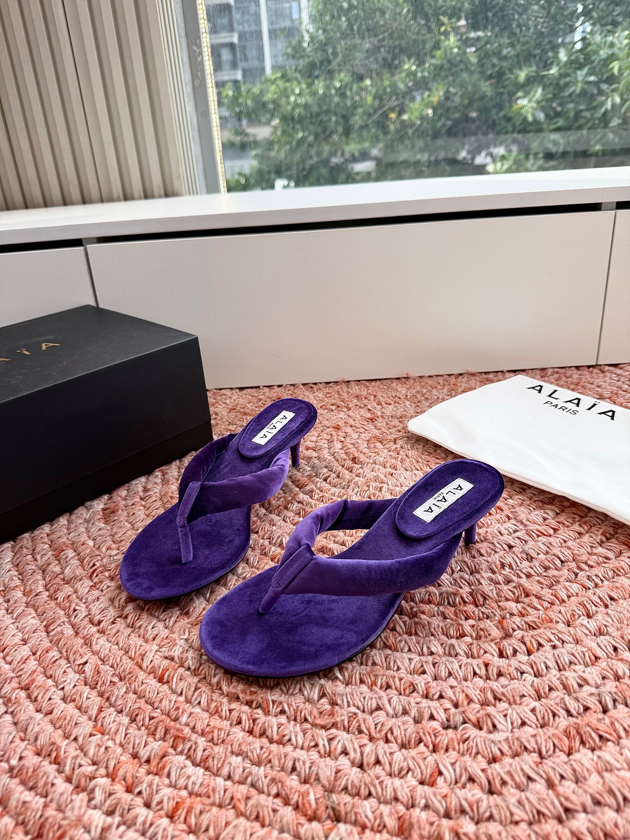 ALAIA 26S HEELED THONG SANDALS IN DARK PURPLE VELVET