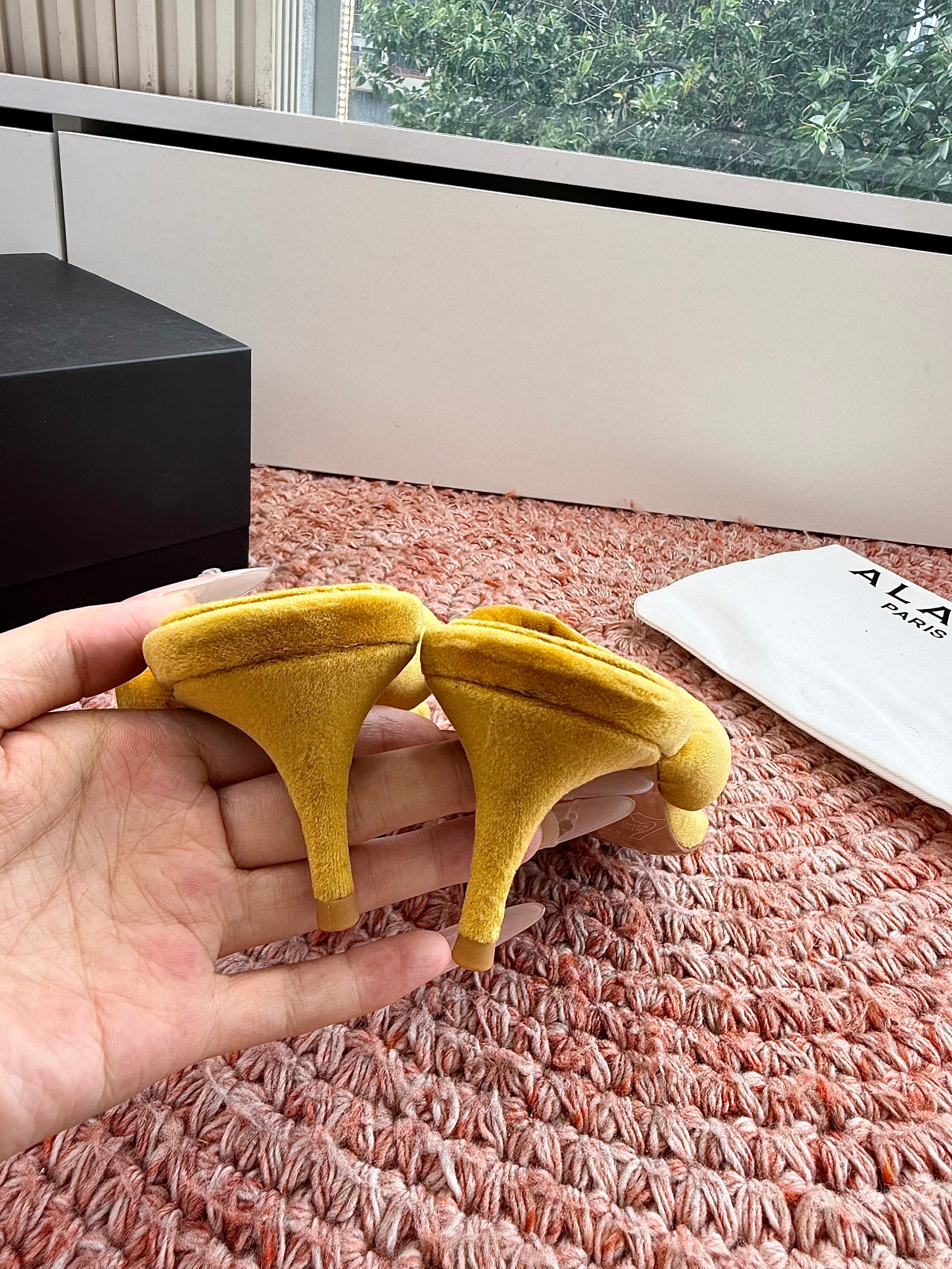 ALAIA 26S HEELED THONG SANDALS IN MUSTARD YELLOW VELVET