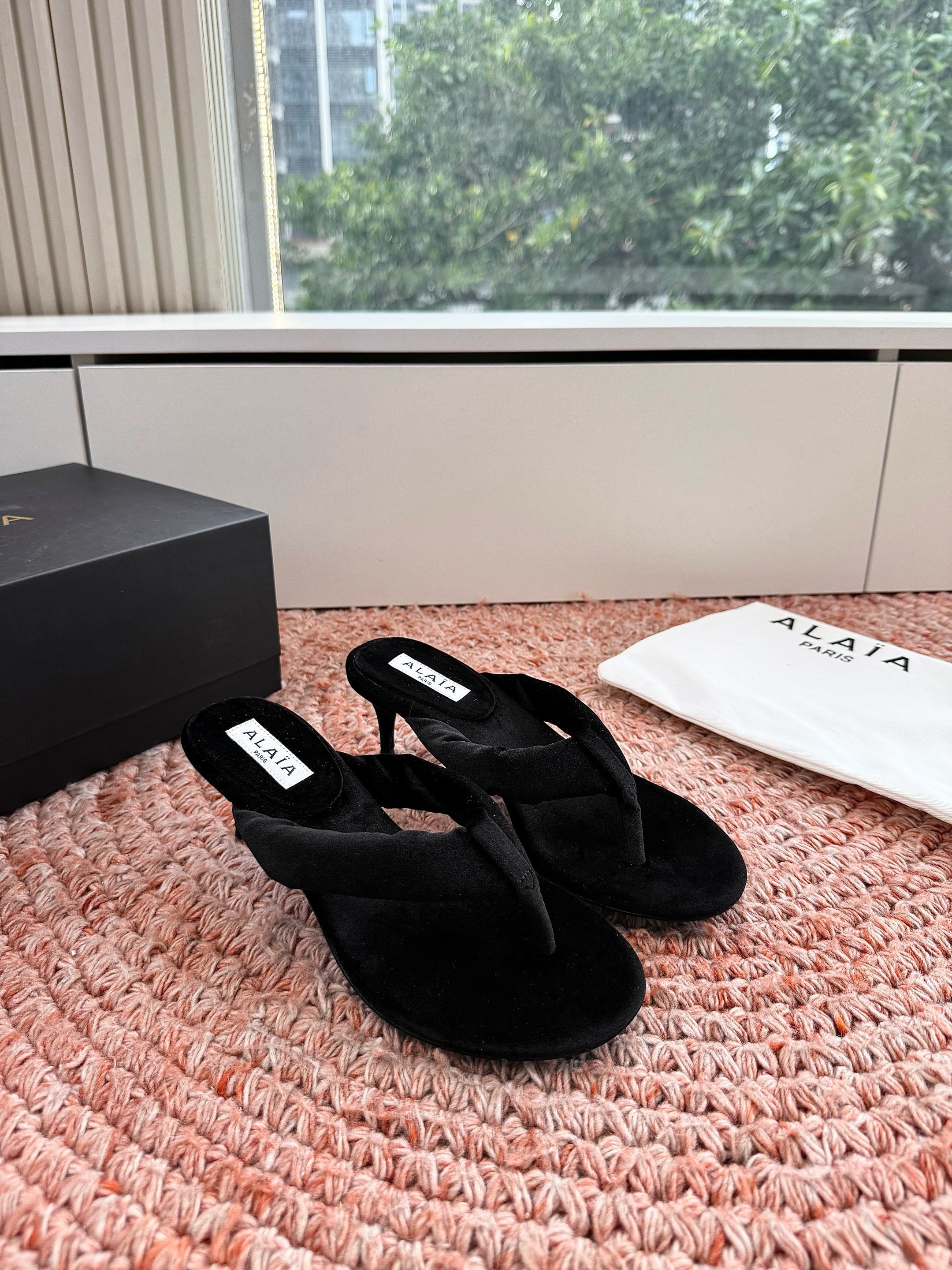 ALAIA 26S HEELED THONG SANDALS IN BLACK VELVET