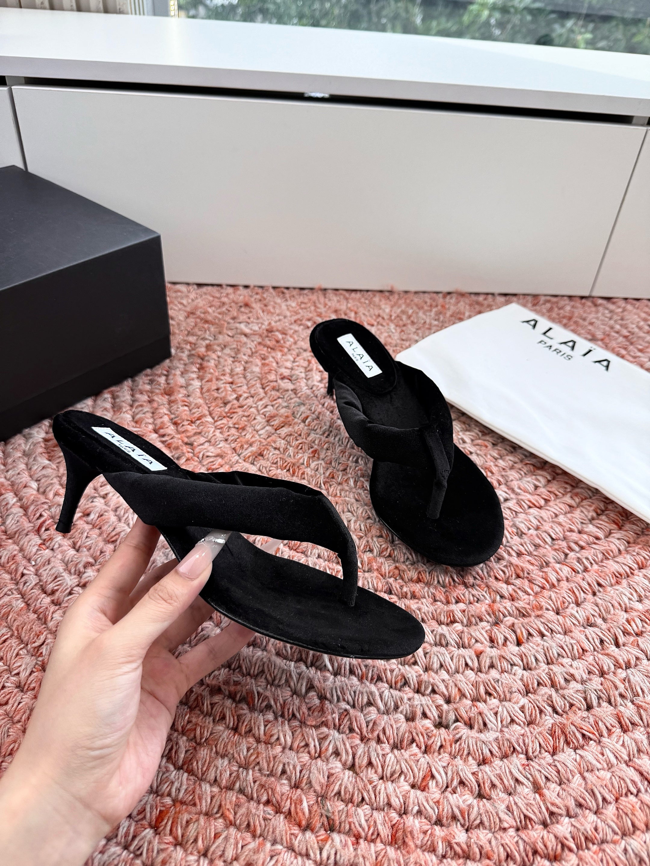 ALAIA 26S HEELED THONG SANDALS IN BLACK VELVET