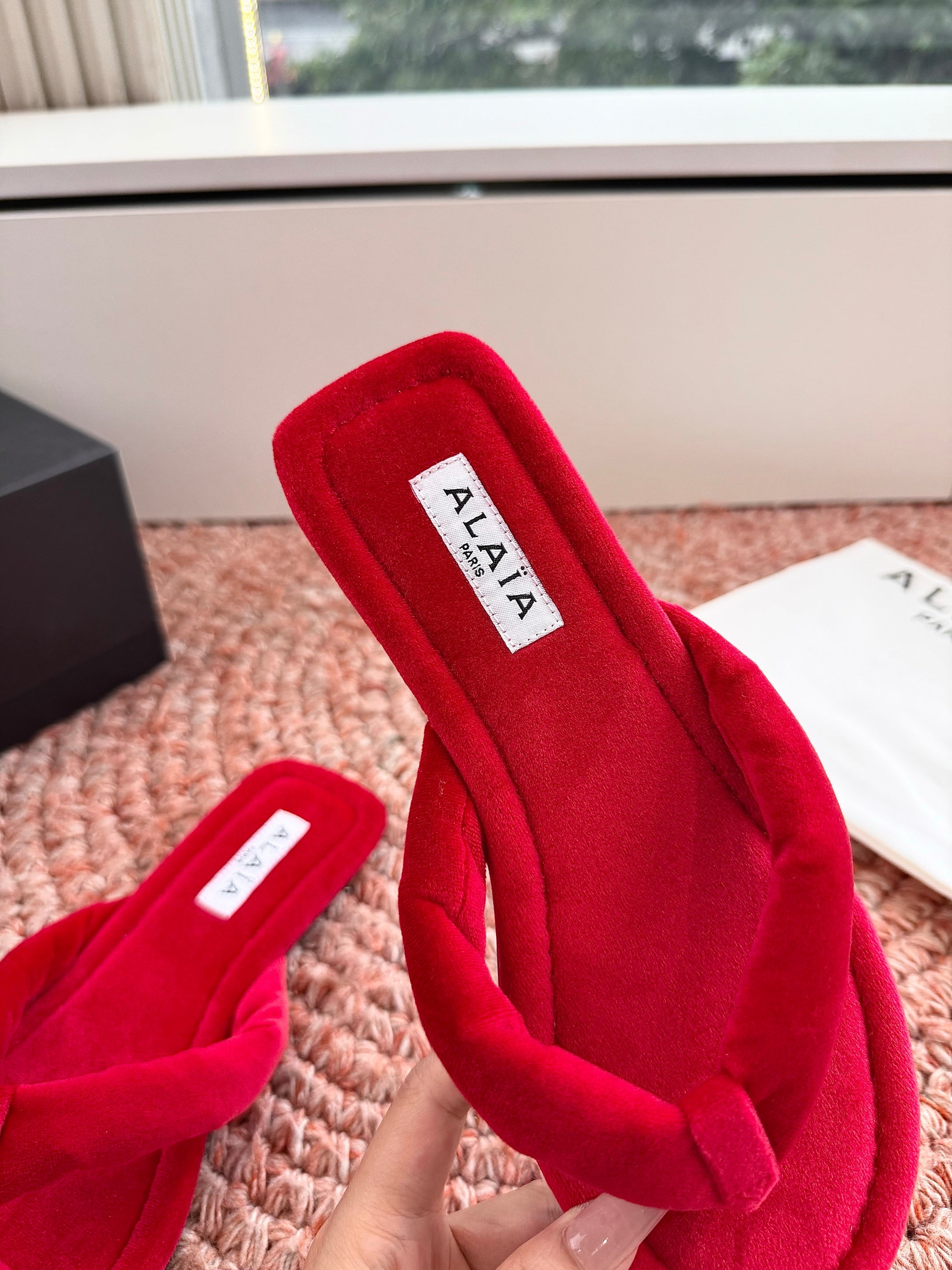 ALAIA 26S THONG SANDALS IN RED VELVET