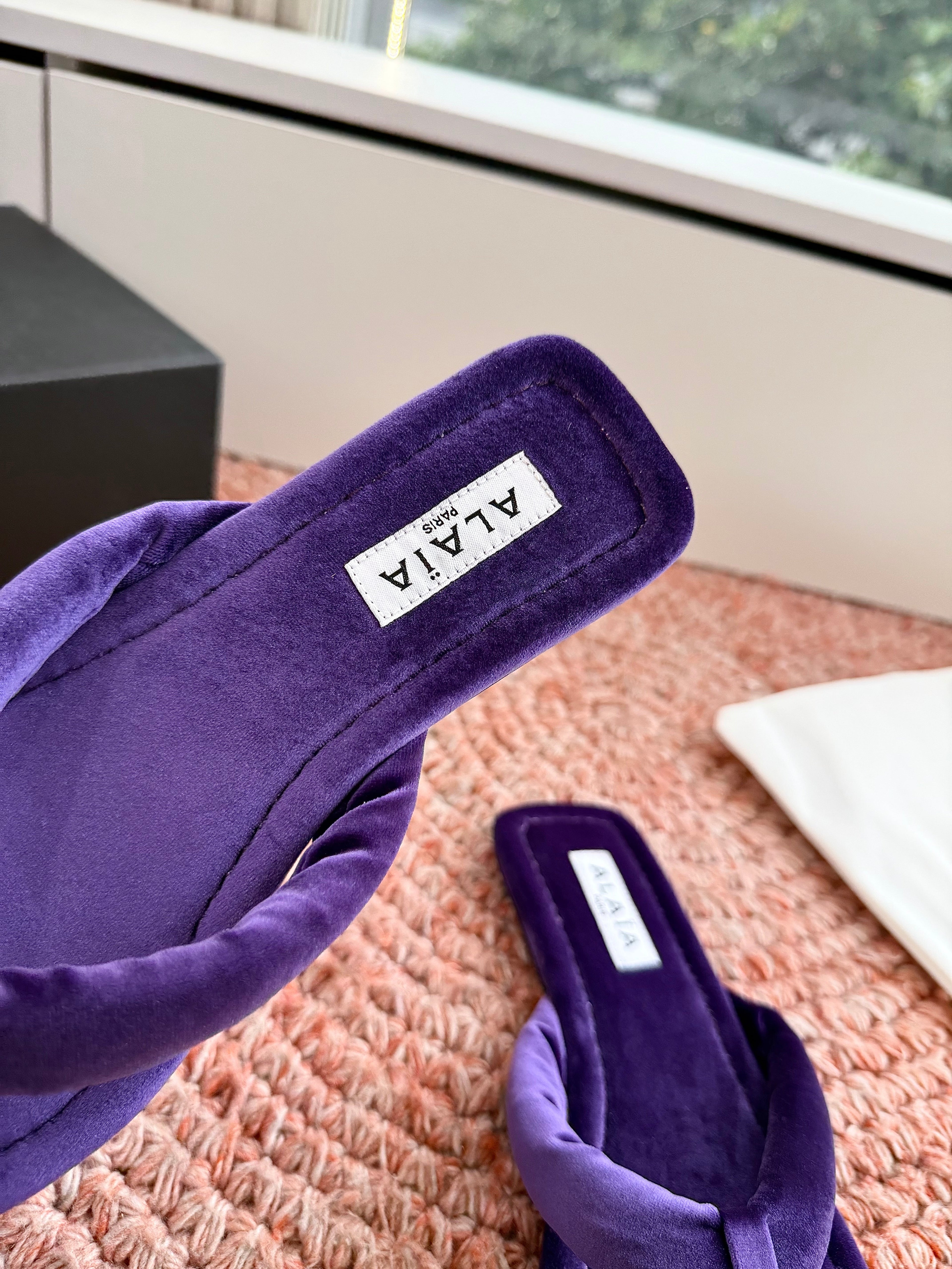 ALAIA 26S THONG SANDALS IN DARK PURPLE VELVET