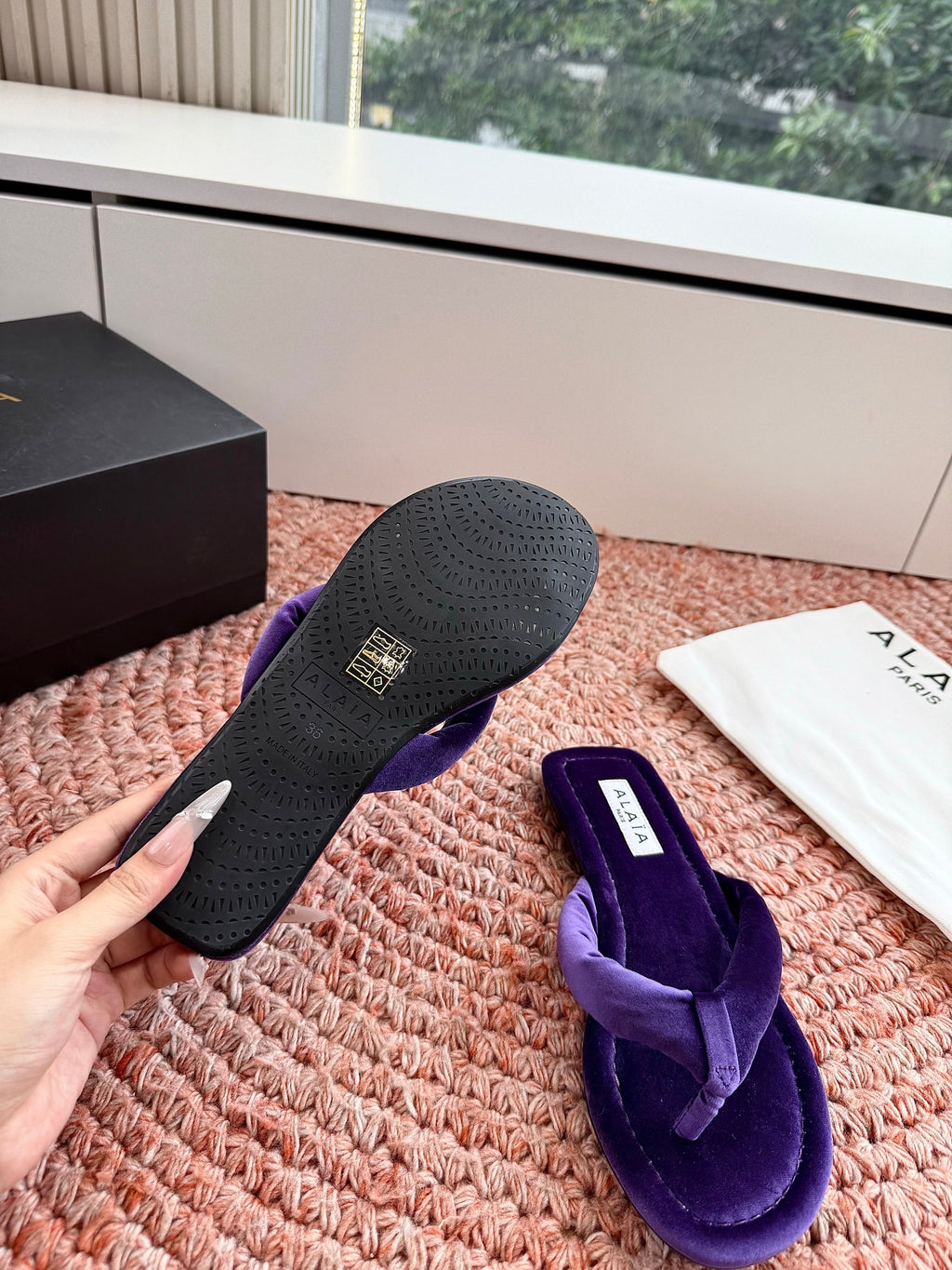 ALAIA 26S THONG SANDALS IN DARK PURPLE VELVET