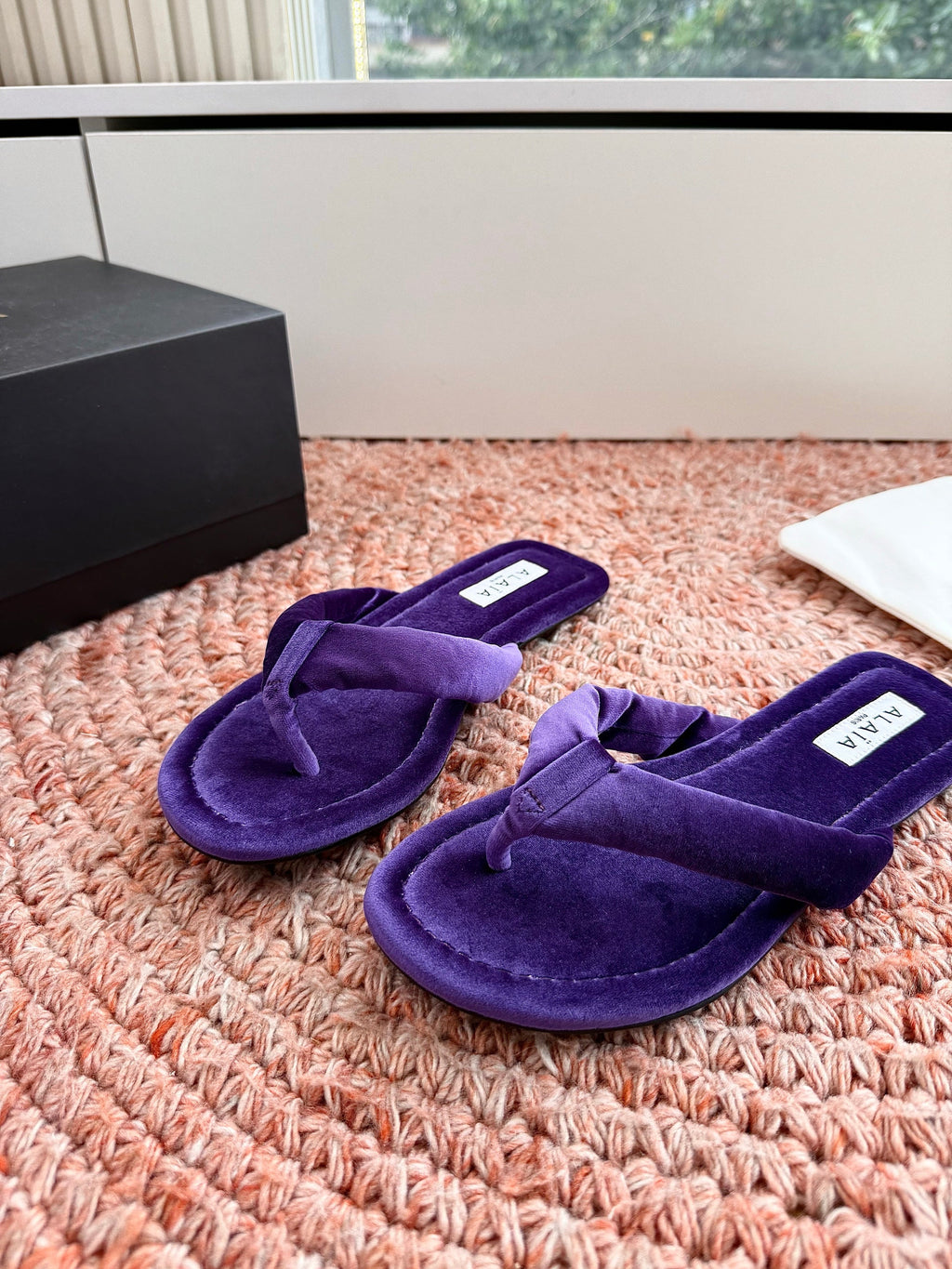 ALAIA 26S THONG SANDALS IN DARK PURPLE VELVET