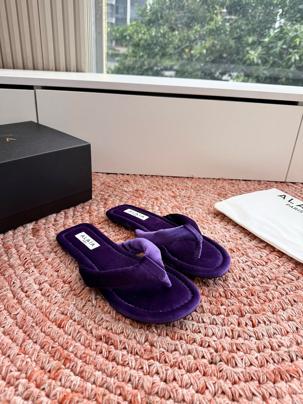 ALAIA 26S THONG SANDALS IN DARK PURPLE VELVET