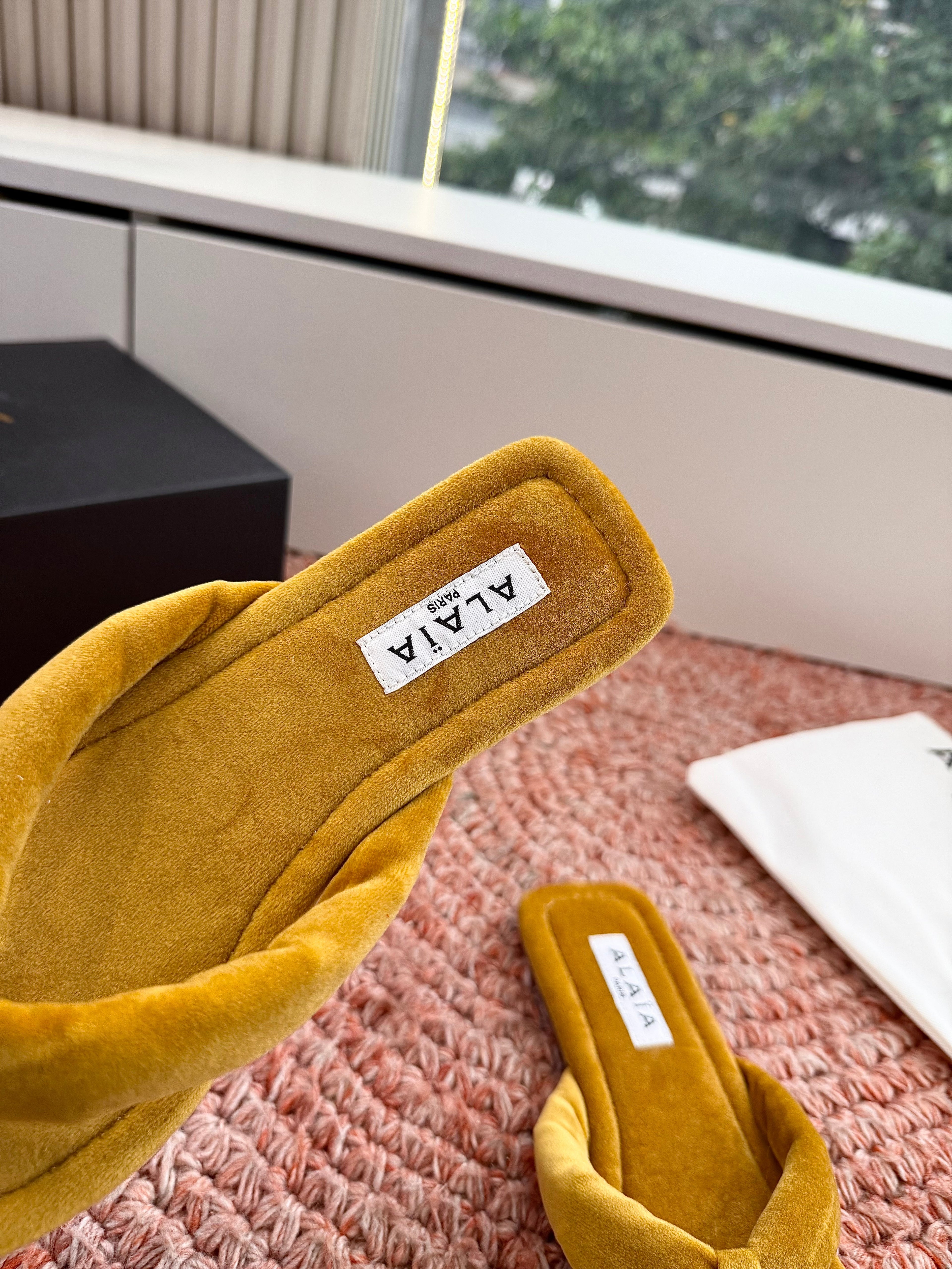 ALAIA 26S THONG SANDALS IN MUSTARD YELLOW VELVET
