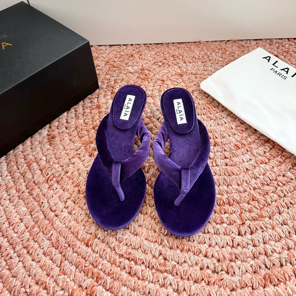 ALAIA 26S HEELED THONG SANDALS IN DARK PURPLE VELVET