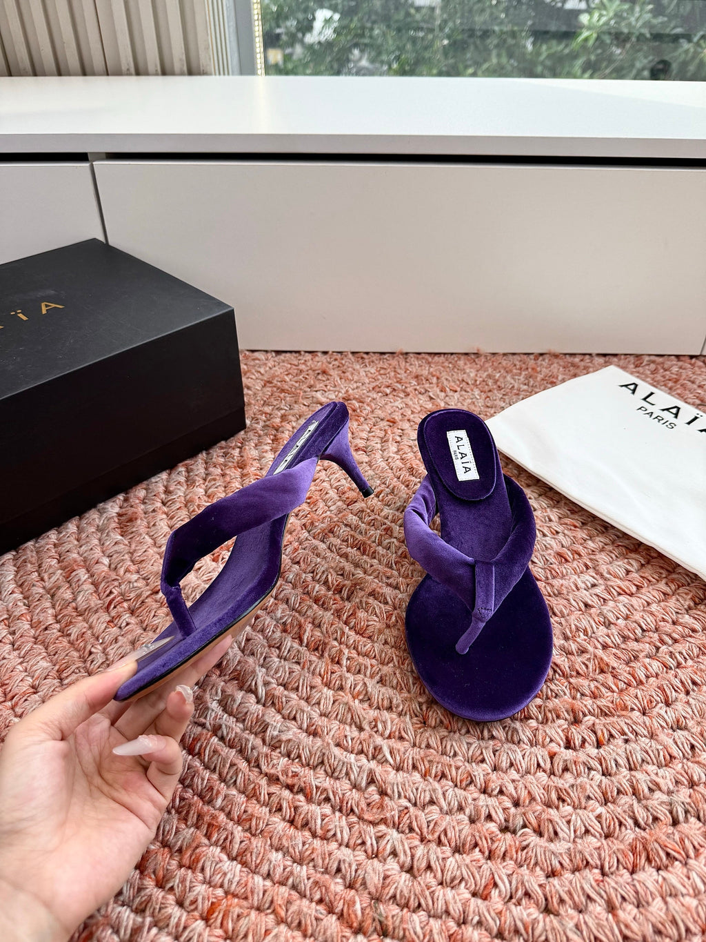 ALAIA 26S HEELED THONG SANDALS IN DARK PURPLE VELVET