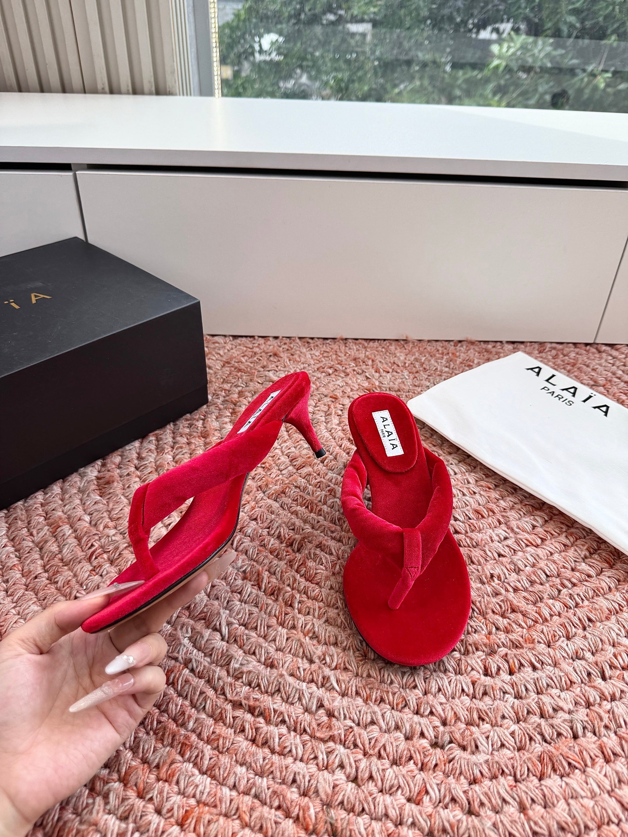 ALAIA 26S HEELED THONG SANDALS IN RED VELVET