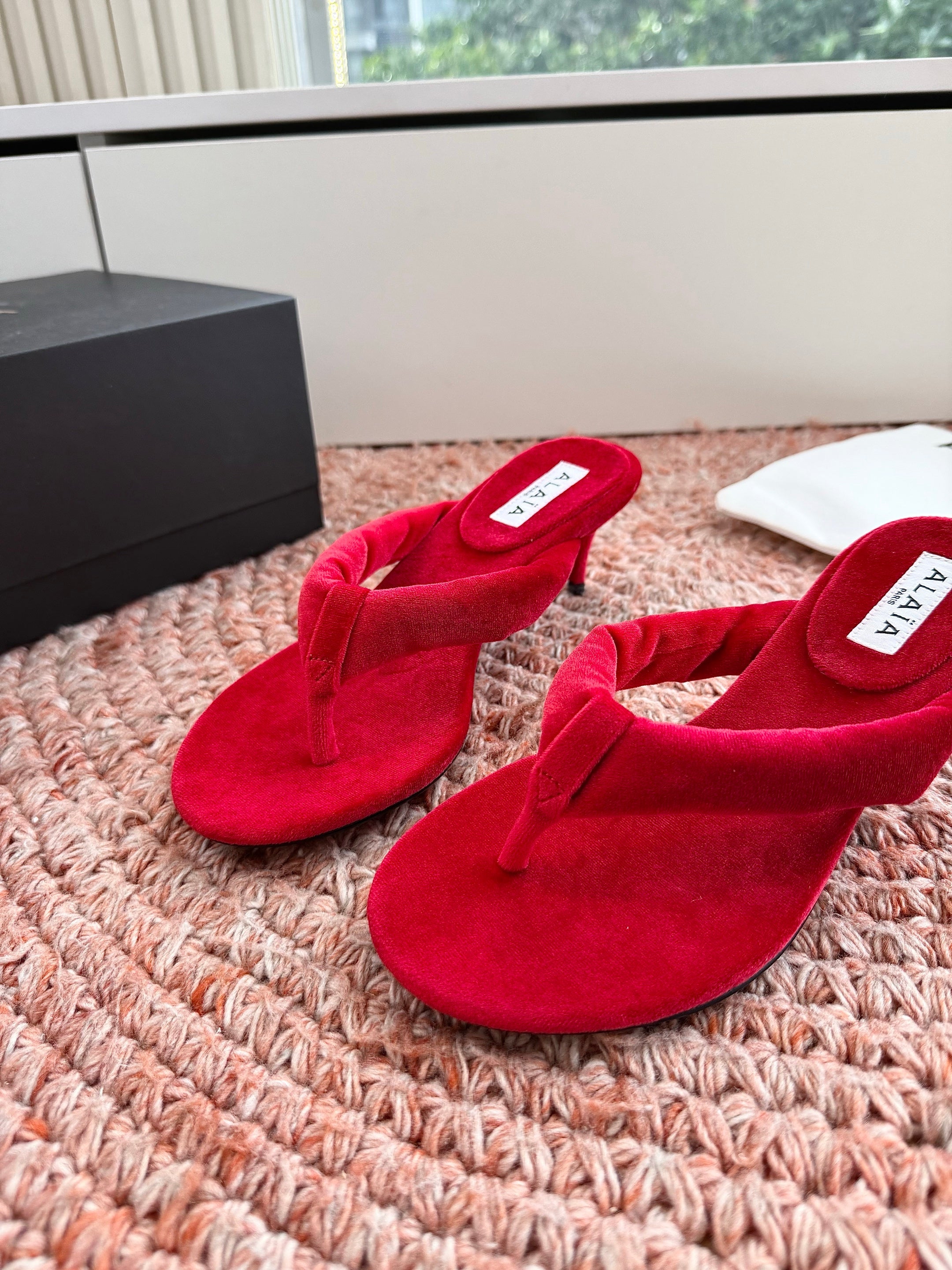 ALAIA 26S HEELED THONG SANDALS IN RED VELVET