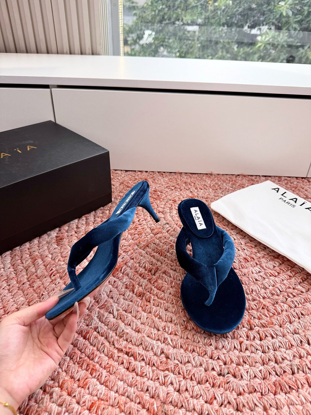 ALAIA 26S HEELED THONG SANDALS IN DARK BLUE VELVET