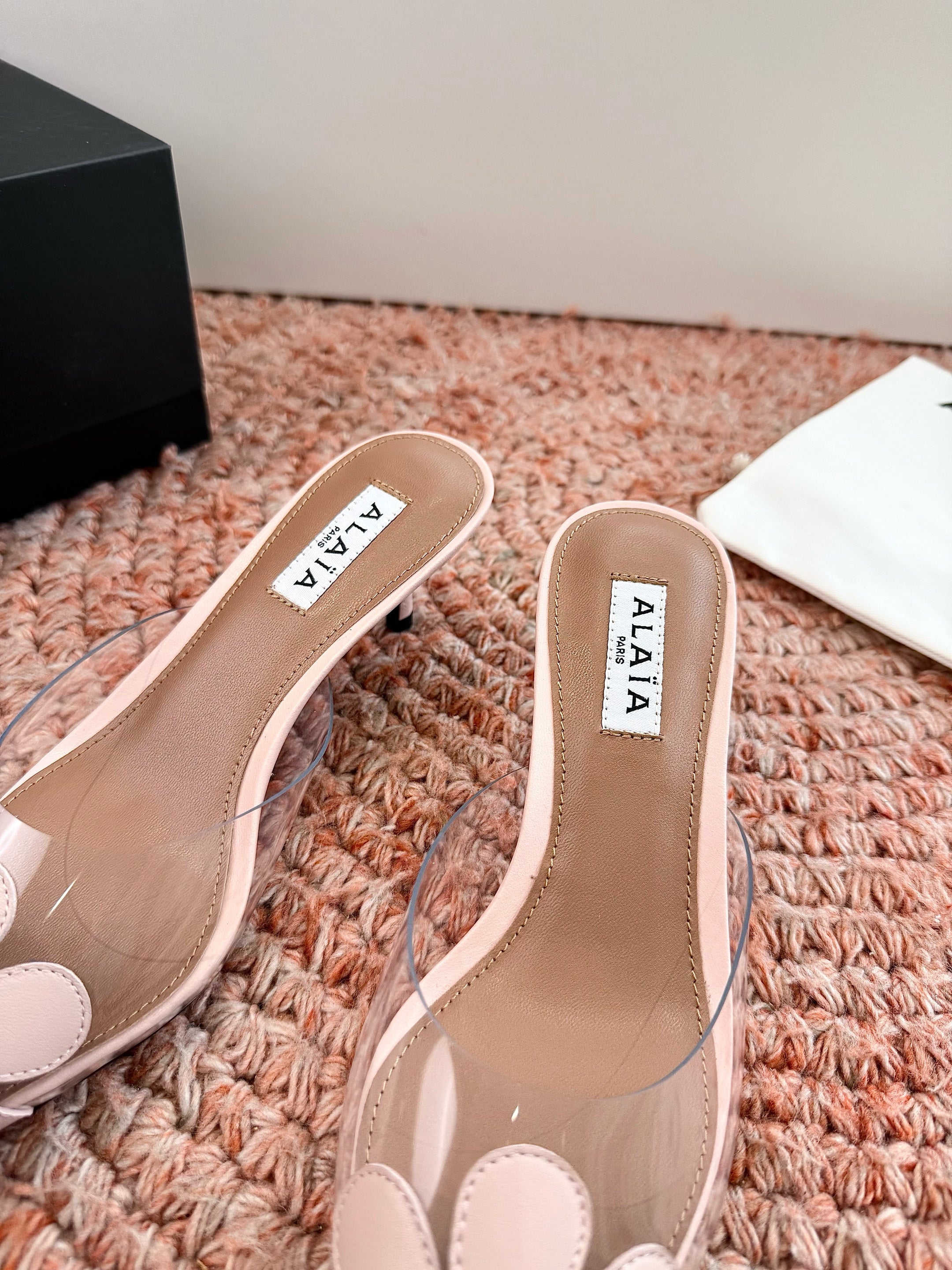 ALAIA 26S POINTED-TOE MULE HEELS IN NUDE PINK LAMBSKIN AND TRANSPARENT PVC