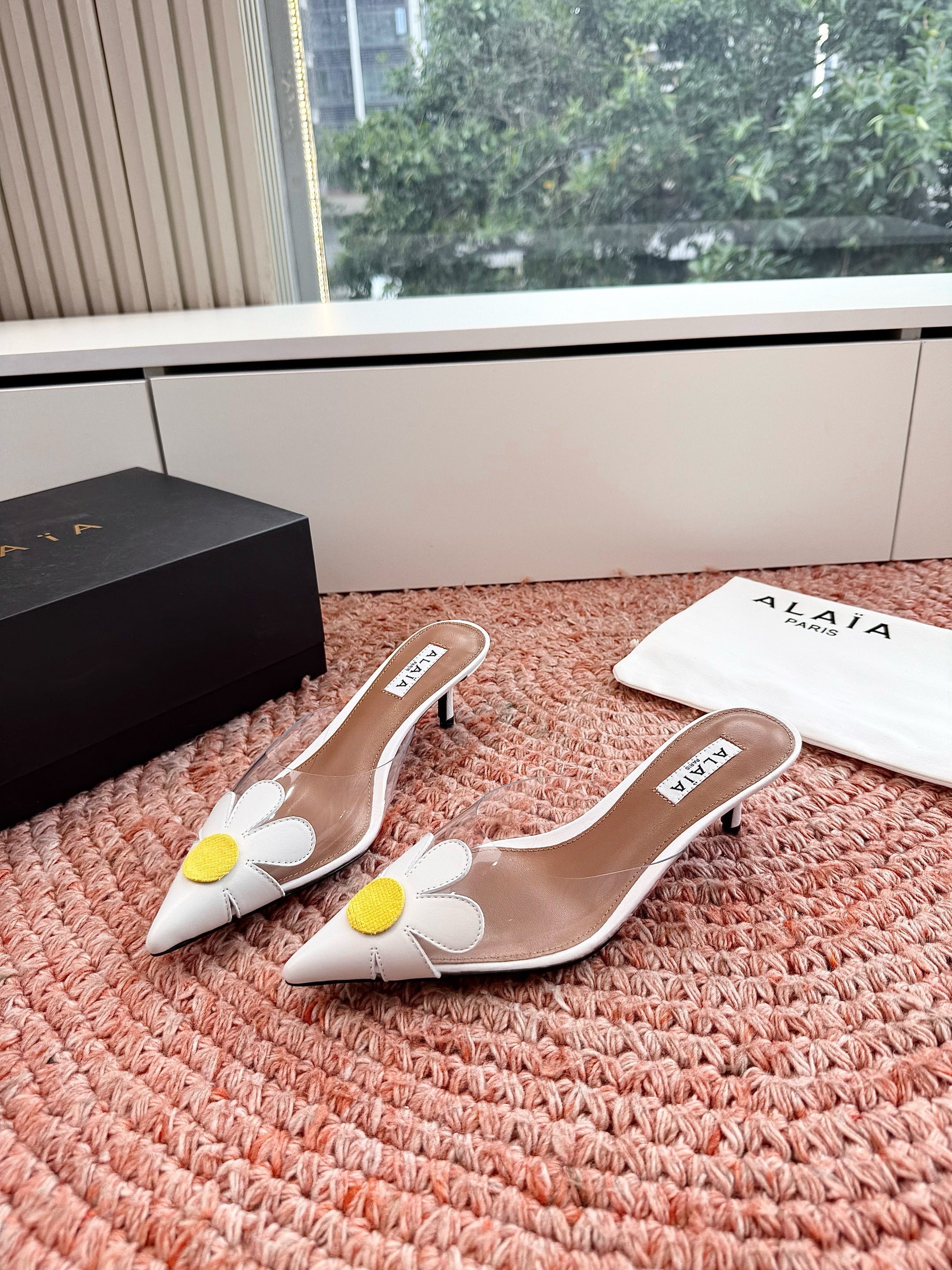 ALAIA 26S POINTED-TOE MULE HEELS IN WHITE LAMBSKIN AND TRANSPARENT PVC