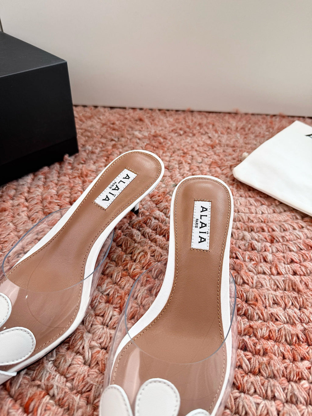 ALAIA 26S POINTED-TOE MULE HEELS IN WHITE LAMBSKIN AND TRANSPARENT PVC
