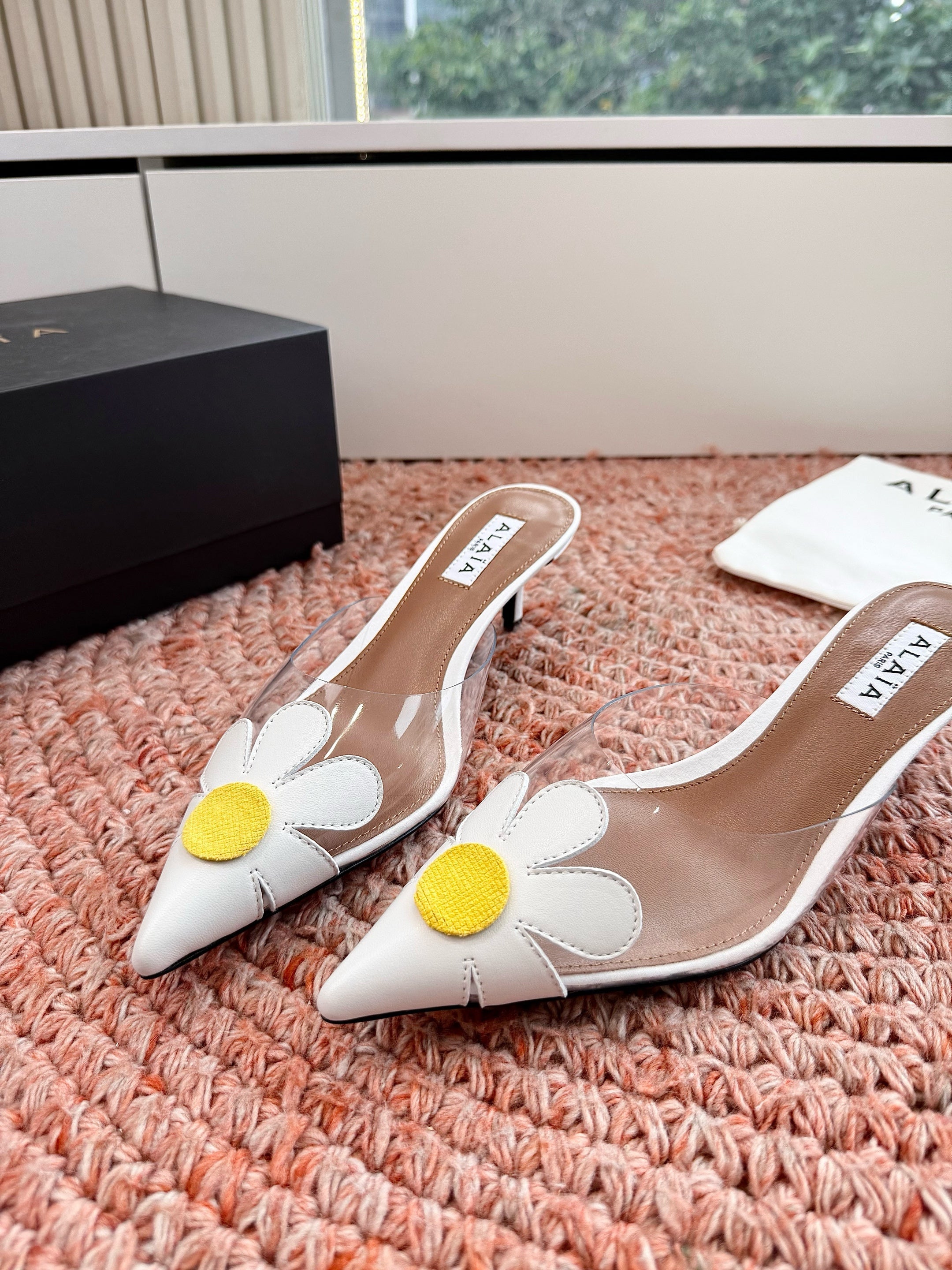 ALAIA 26S POINTED-TOE MULE HEELS IN WHITE LAMBSKIN AND TRANSPARENT PVC