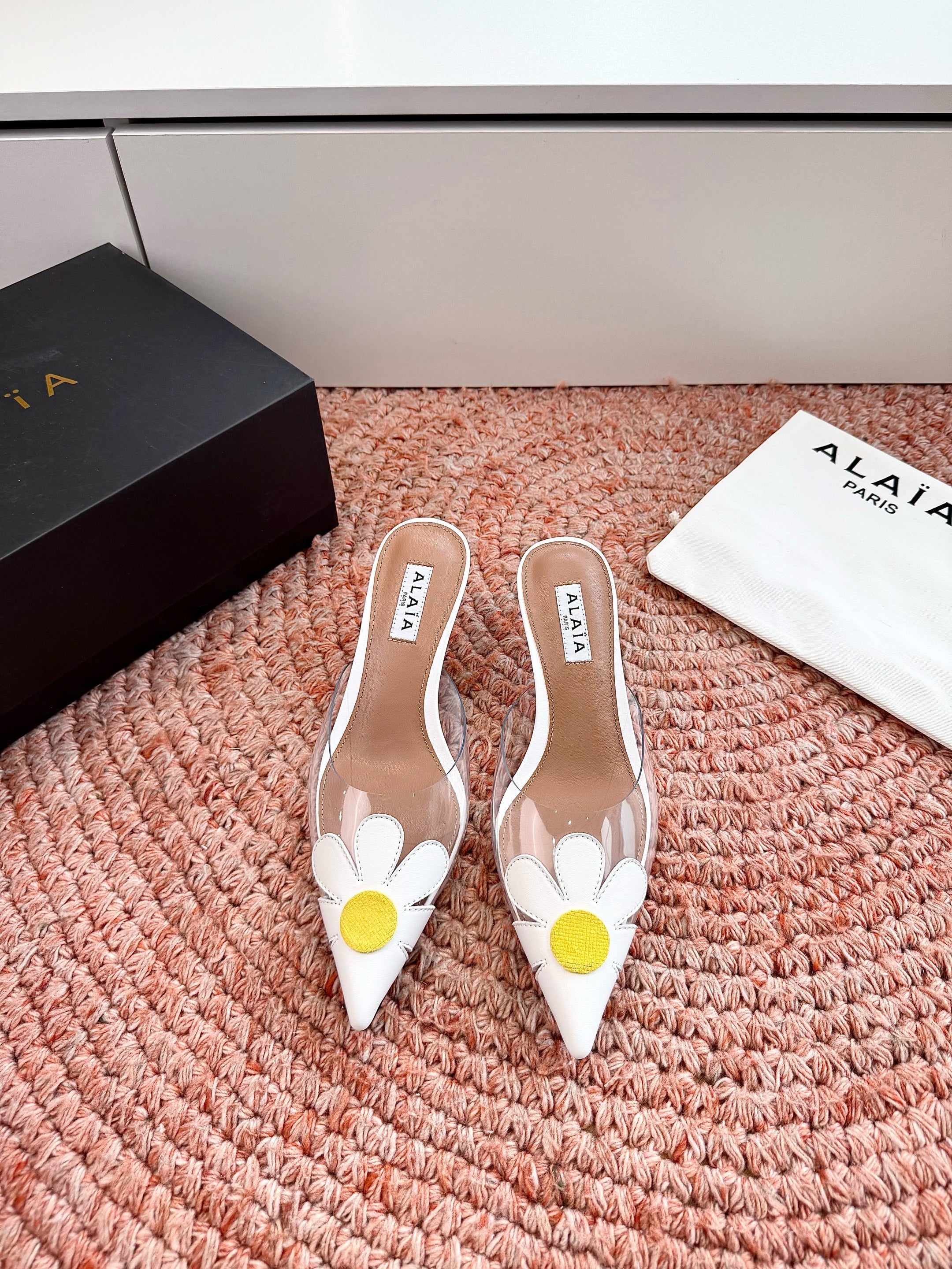 ALAIA 26S POINTED-TOE MULE HEELS IN WHITE LAMBSKIN AND TRANSPARENT PVC