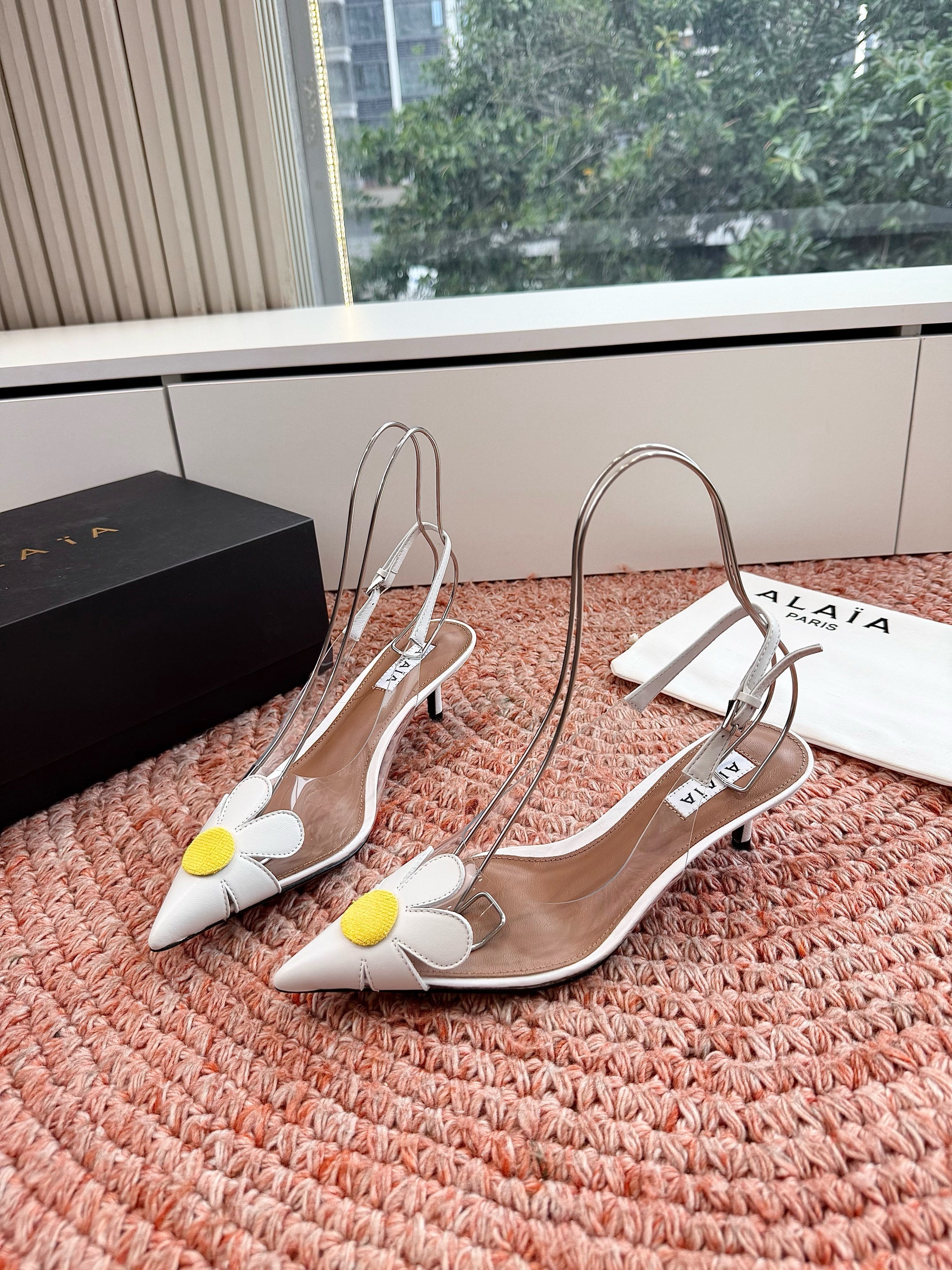 ALAIA 26S POINTED-TOE SLINGBACK HEELS IN WHITE LAMBSKIN AND TRANSPARENT PVC