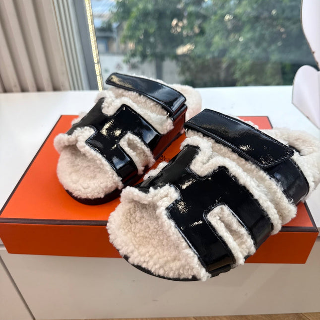 HM 26S SANDAL IN BEIGE WOOL AND BLACK GLOSSY CALFSKIN