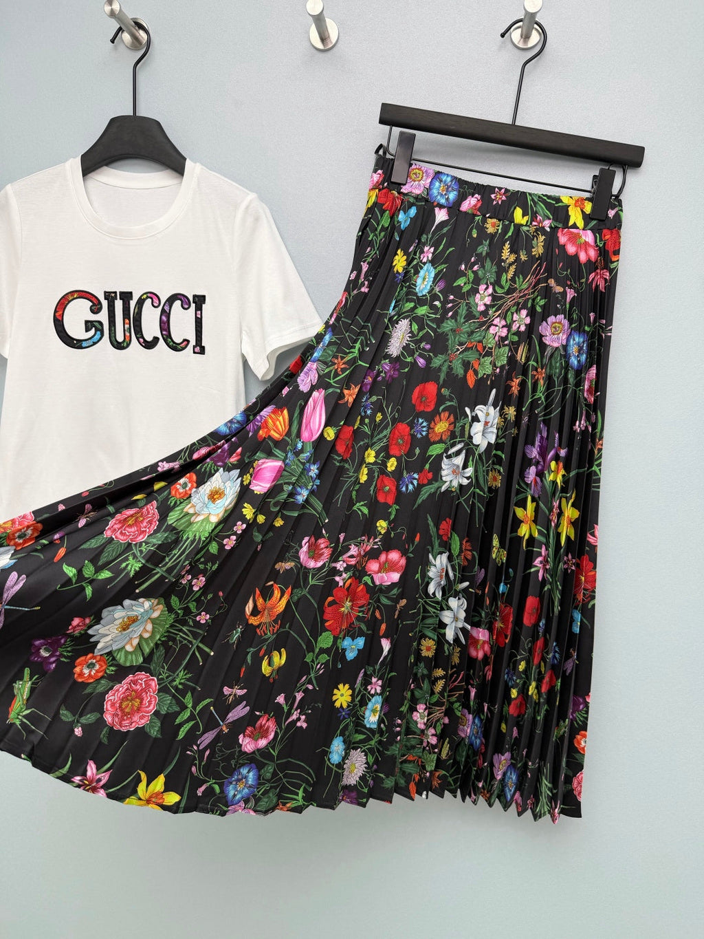 GUCCI 26S T-SHIRT AND PLEATED SKIRT SET 383