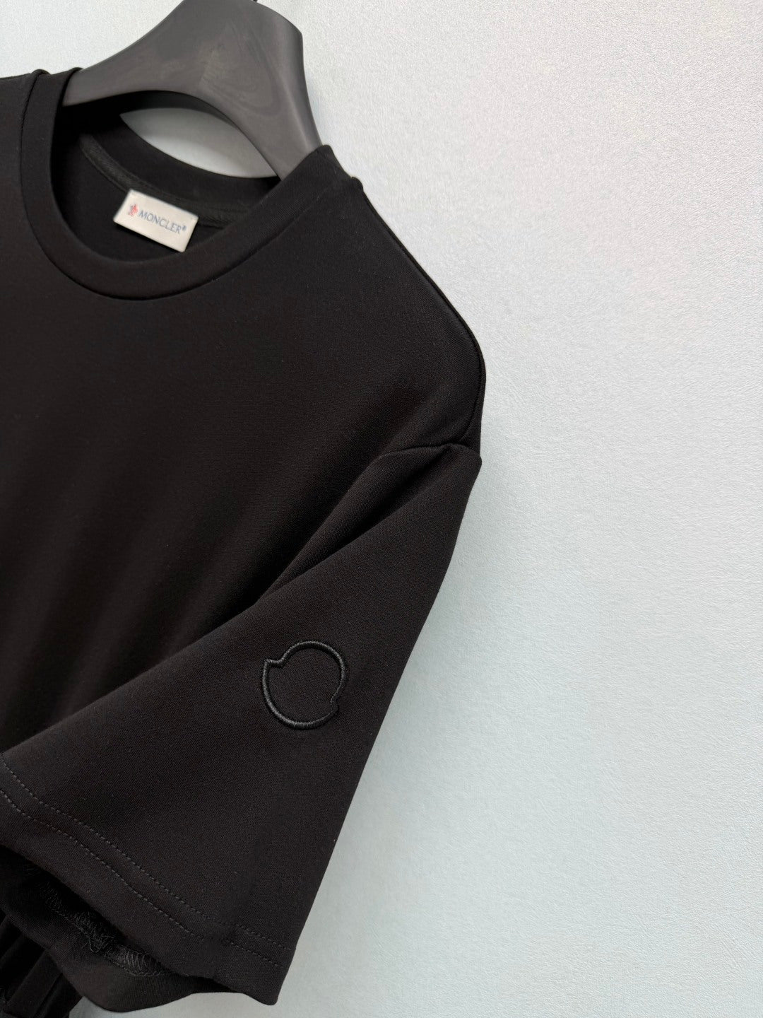 MONCLER 26S SHORT-SLEEVE PLEATED DRESS 681