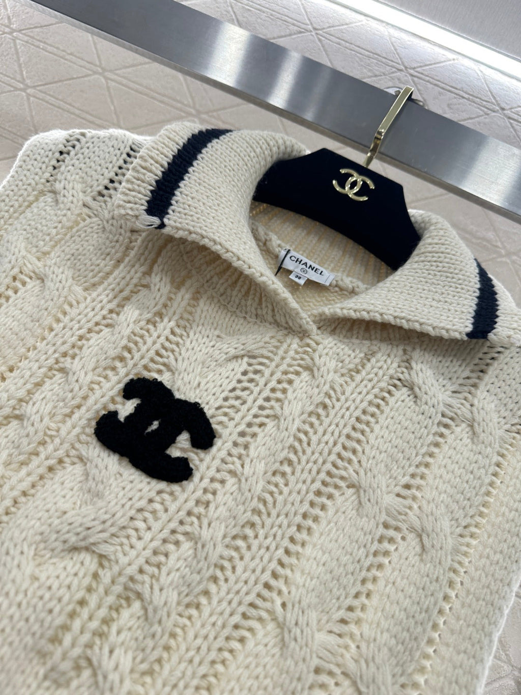 CHANEL 26S SLEEVELESS COLLARED KNITTED BLAZER 696