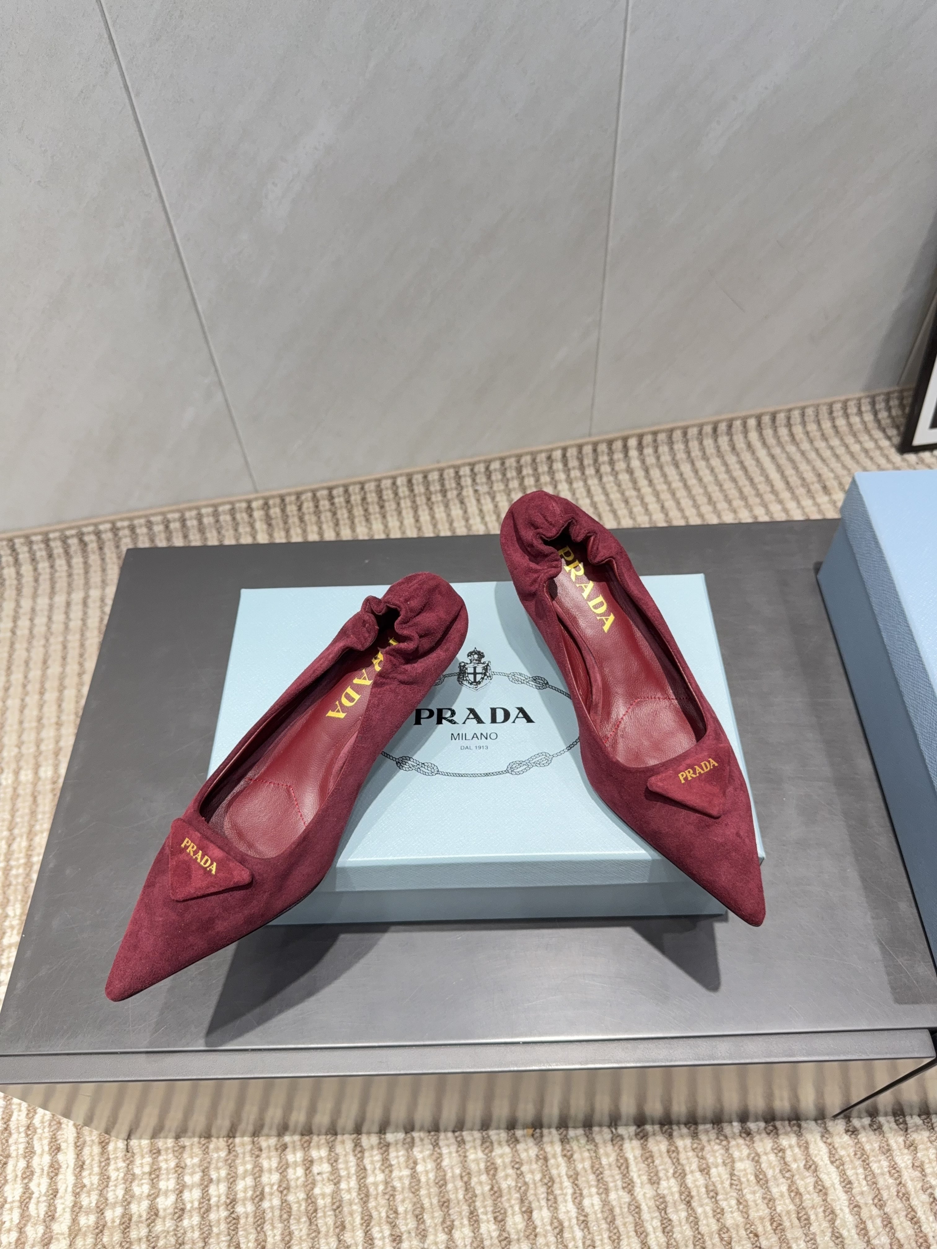 PRADA 26S PUMPS 55MM IN DARK RED SUEDE WITH LOGO