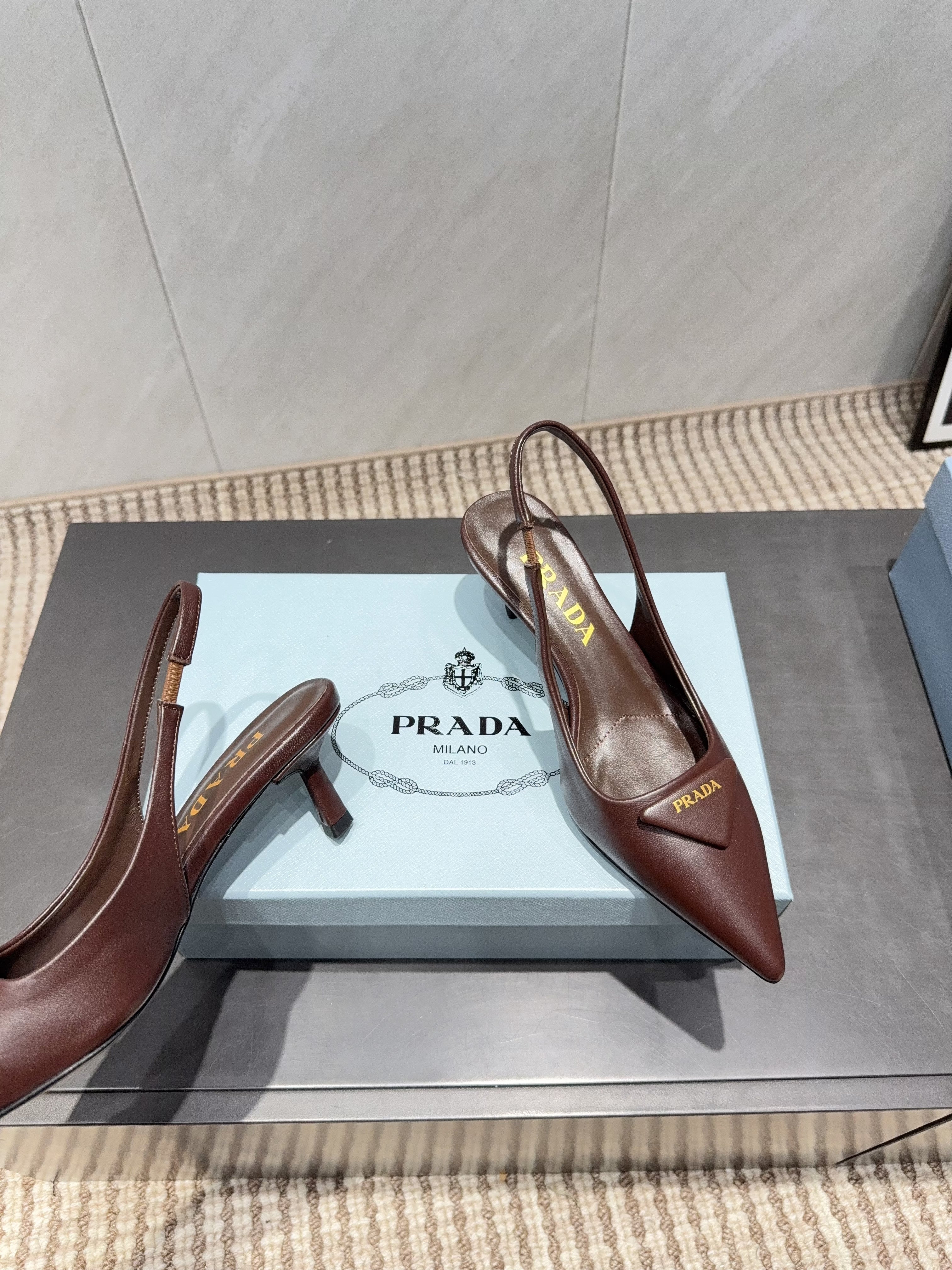 PRADA 26S POINTED TOE SLINGBACK HIGH HEELS 55MM IN DARK BROWN SHEEPSKIN WITH LOGO