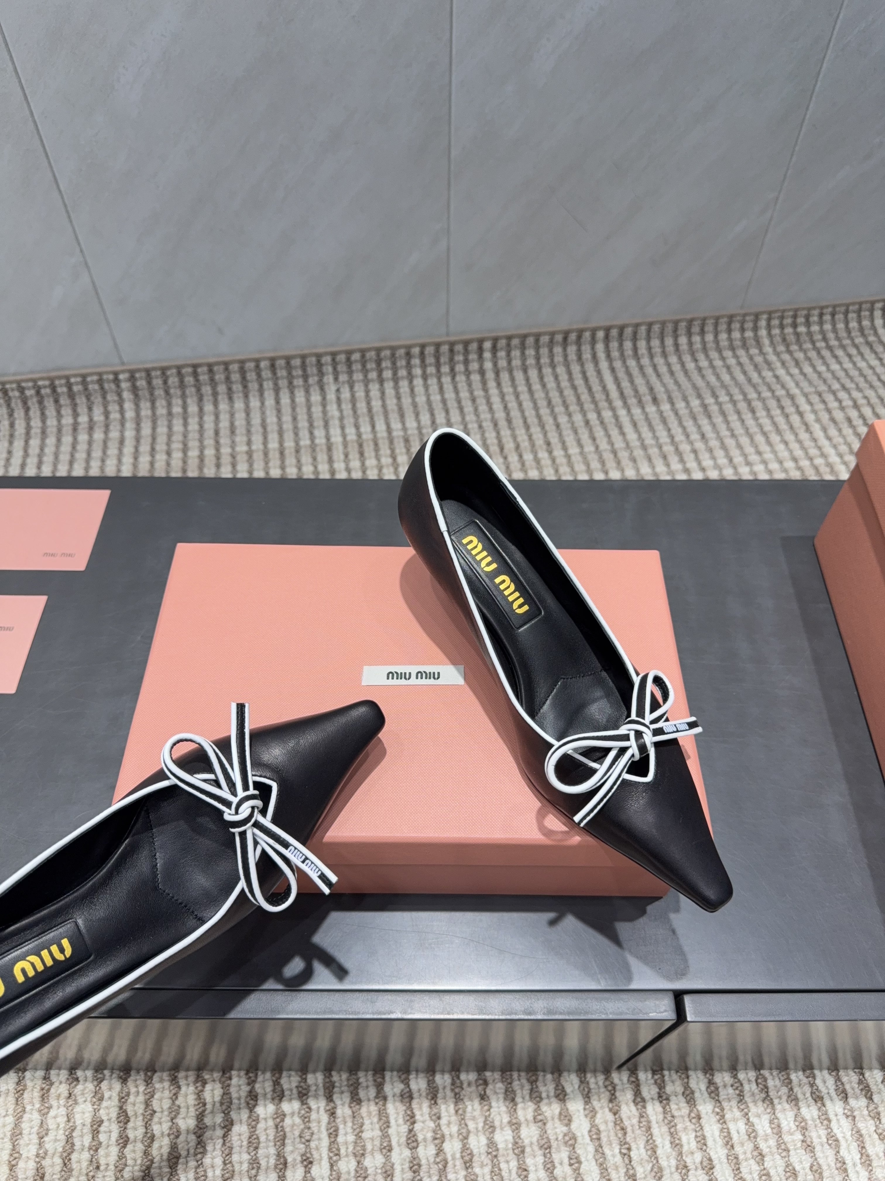 MIUMIU 26S POINTED TOE PUMPS 55MM IN BLACK AND WHITE CALFSKIN WITH BOW