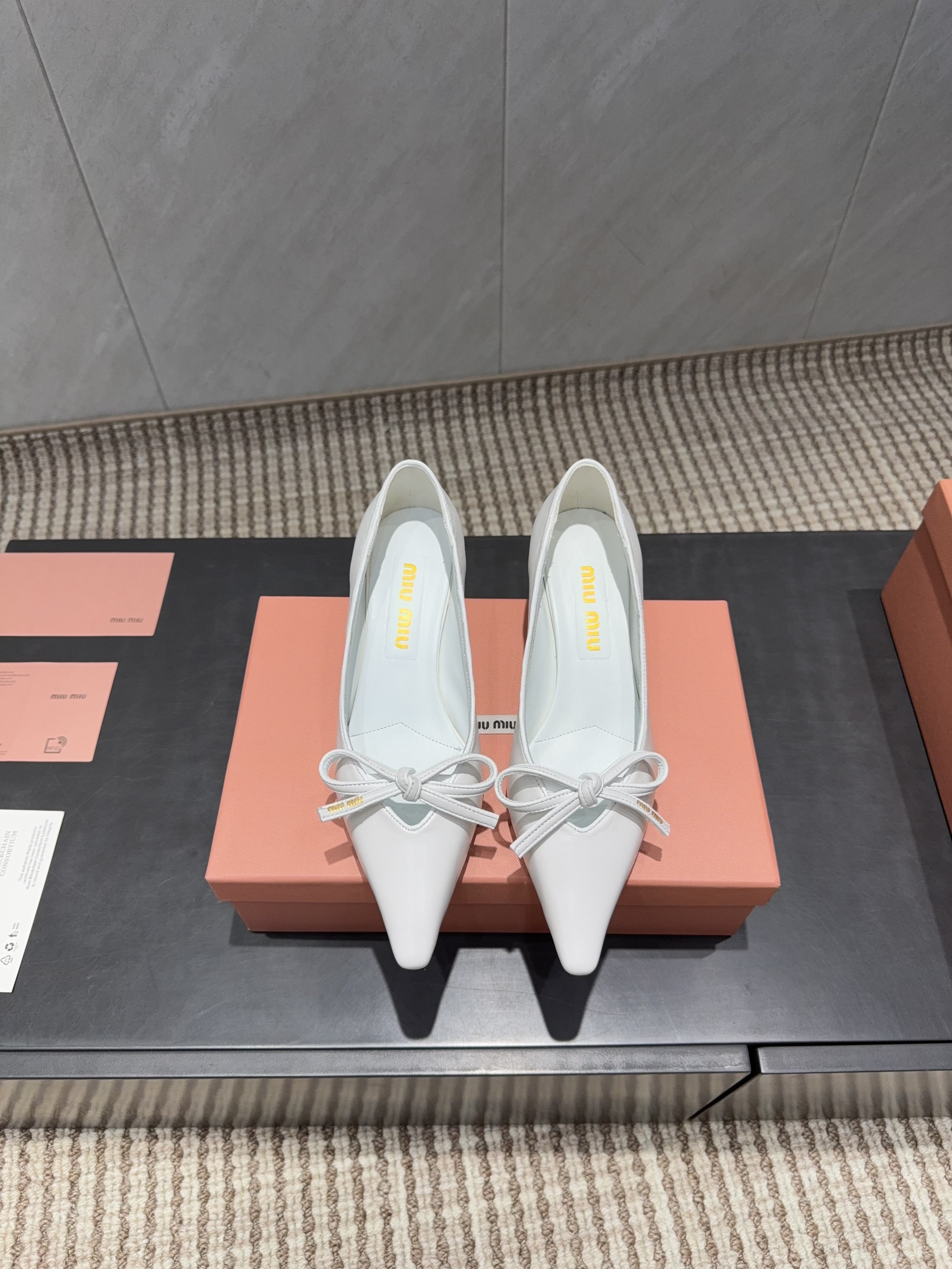 MIUMIU 26S POINTED TOE PUMPS 55MM IN WHITE CALFSKIN WITH BOW