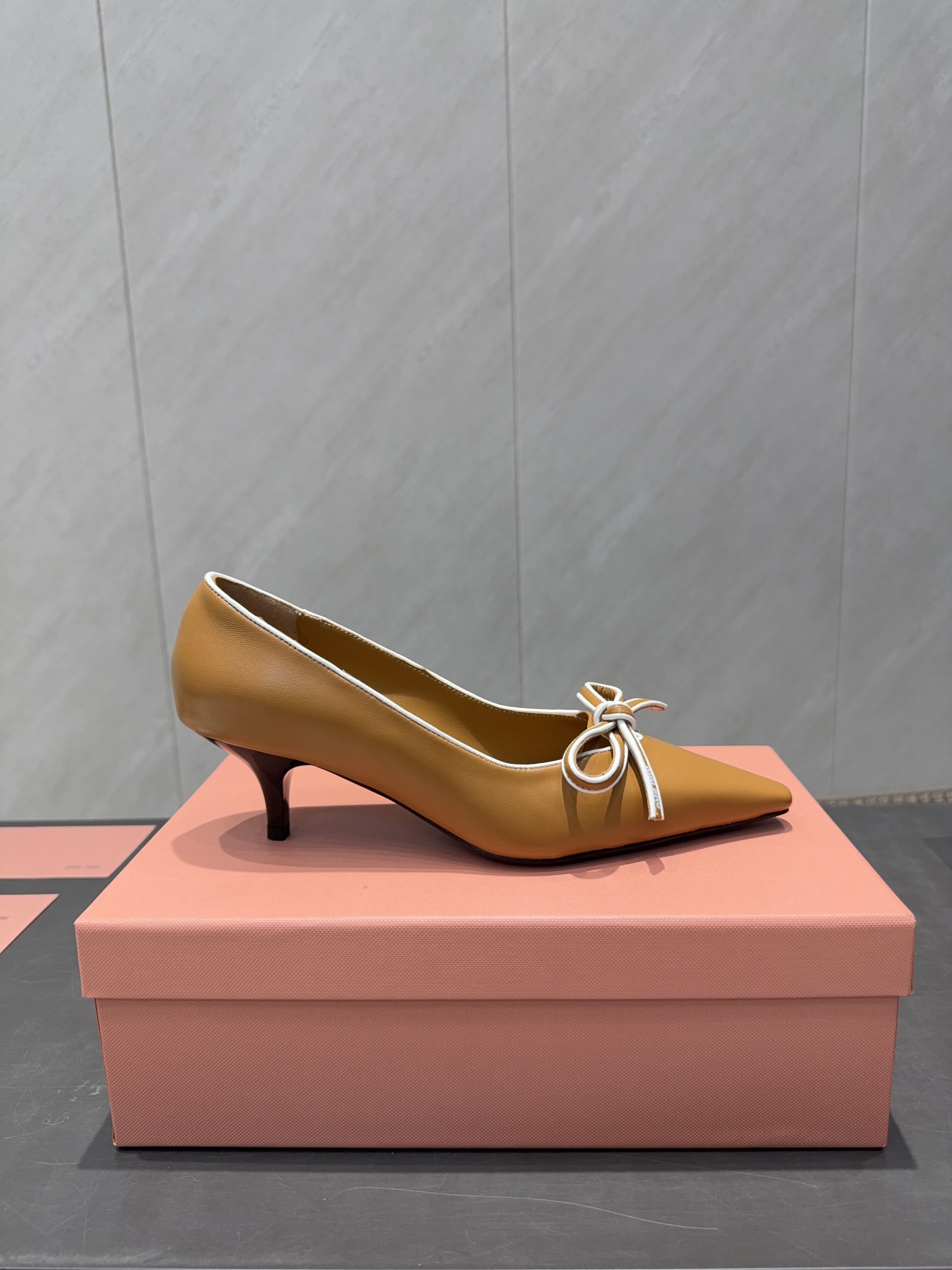 MIUMIU 26S POINTED TOE PUMPS 55MM IN CARAMEL BROWN CALFSKIN WITH BOW