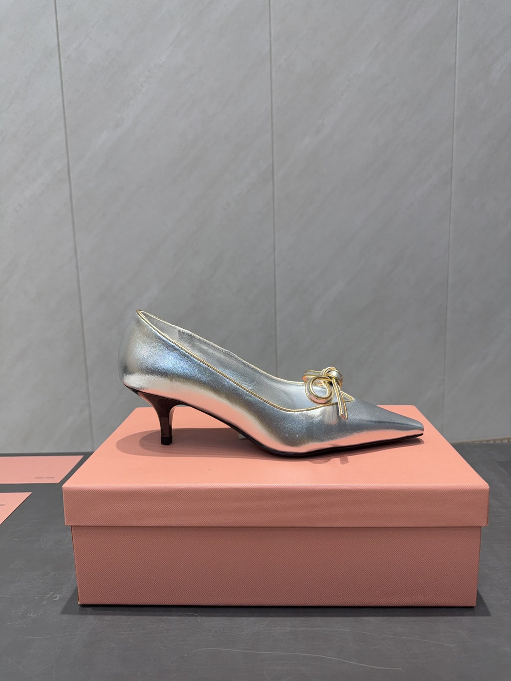 MIUMIU 26S POINTED TOE PUMPS 55MM IN SILVER CALFSKIN WITH BOW