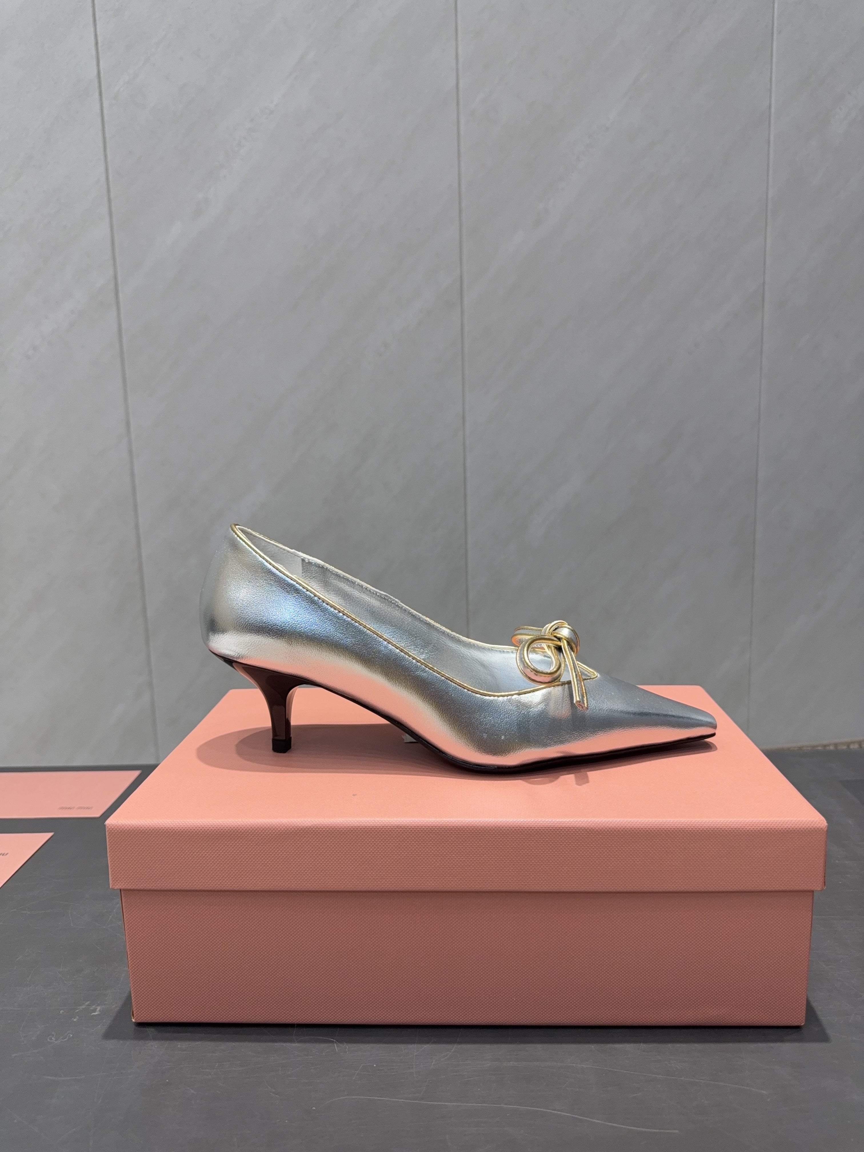 MIUMIU 26S POINTED TOE PUMPS 55MM IN SILVER CALFSKIN WITH BOW