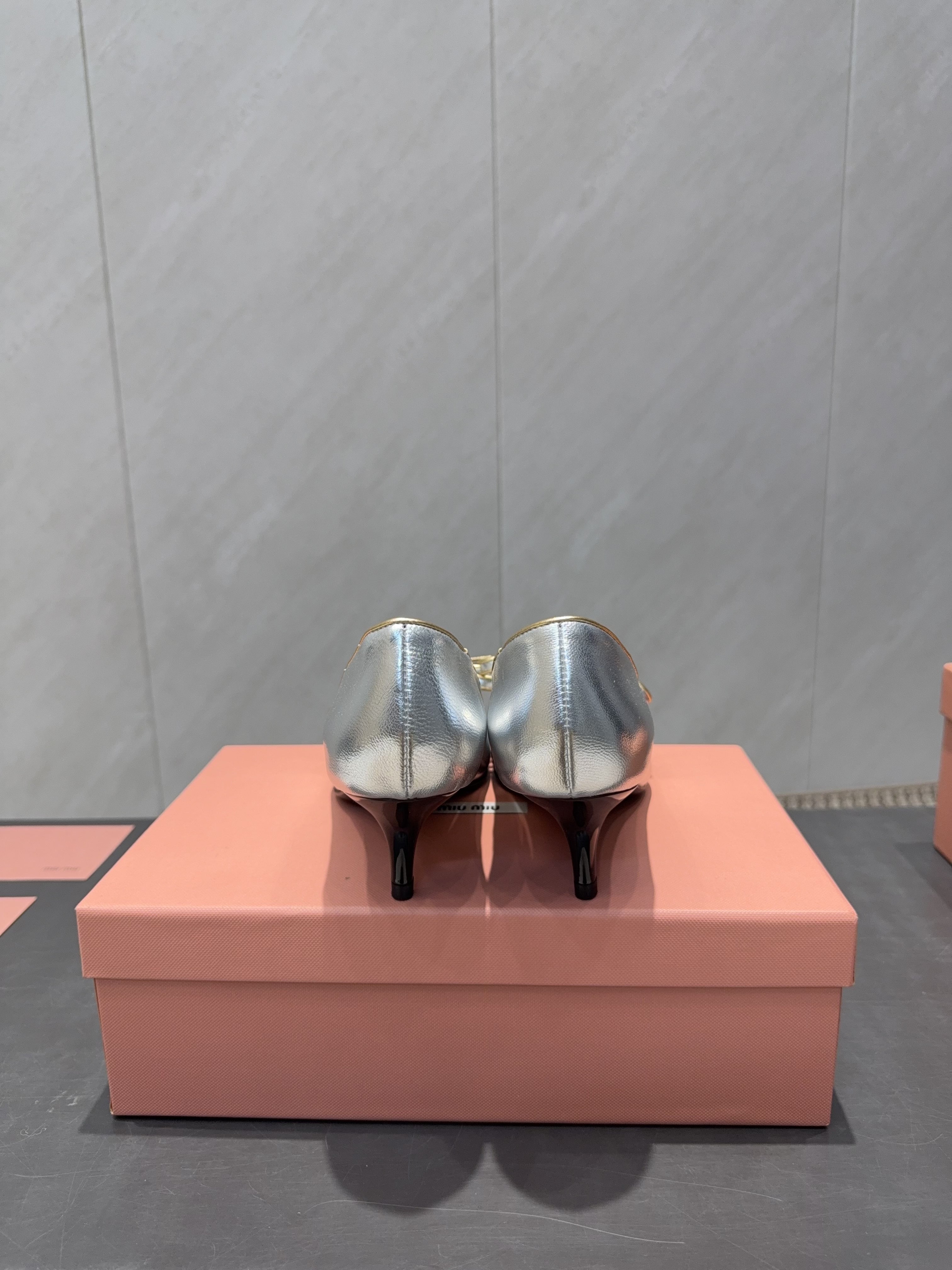 MIUMIU 26S POINTED TOE PUMPS 55MM IN SILVER CALFSKIN WITH BOW