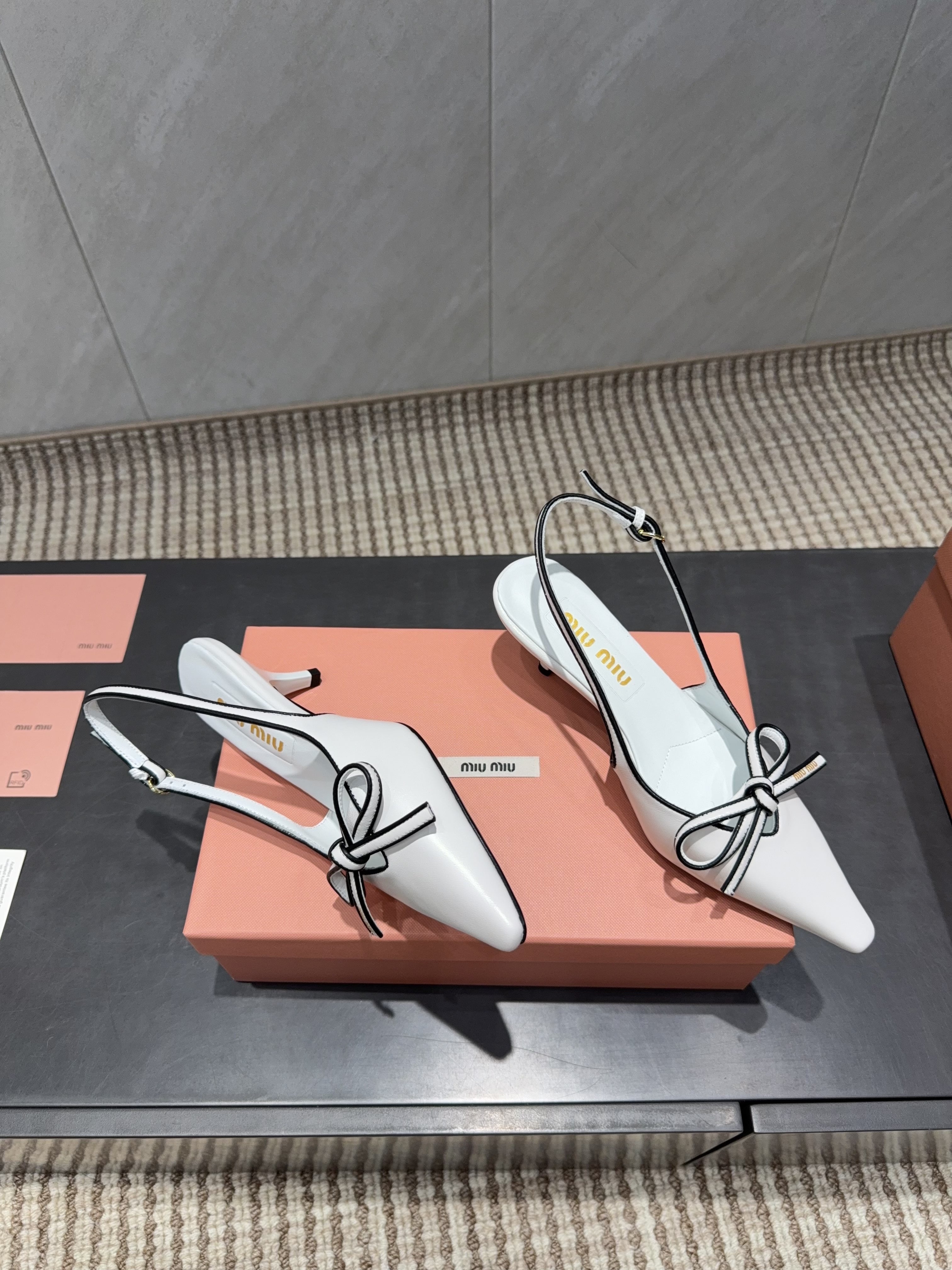 MIUMIU 26S SLINGBACK 55MM IN WHITE AND BLACK CALFSKIN WITH BOW