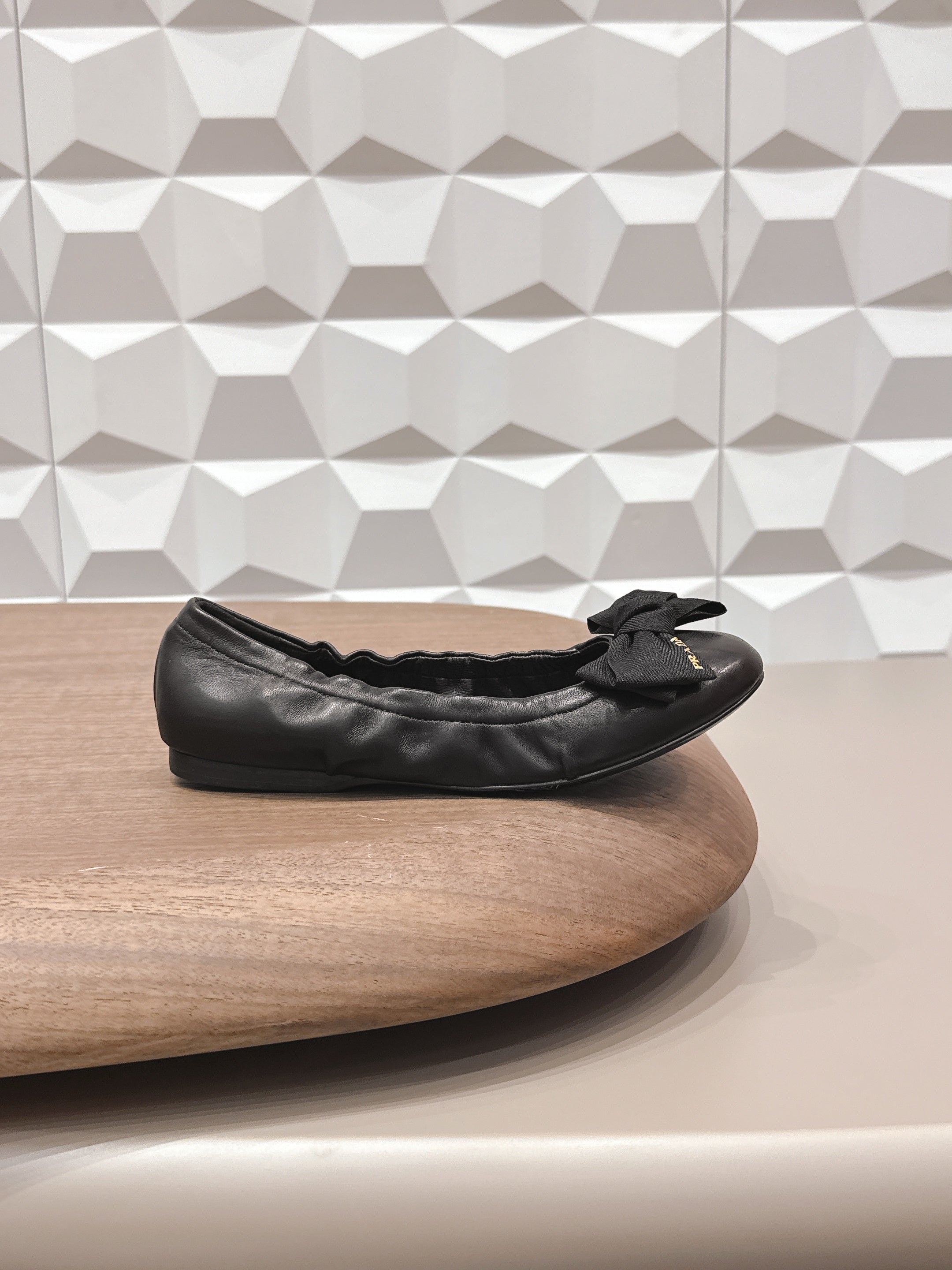 PRADA 26S ROUND TOE FLATS WITH BOW IN BLACK CALFSKIN