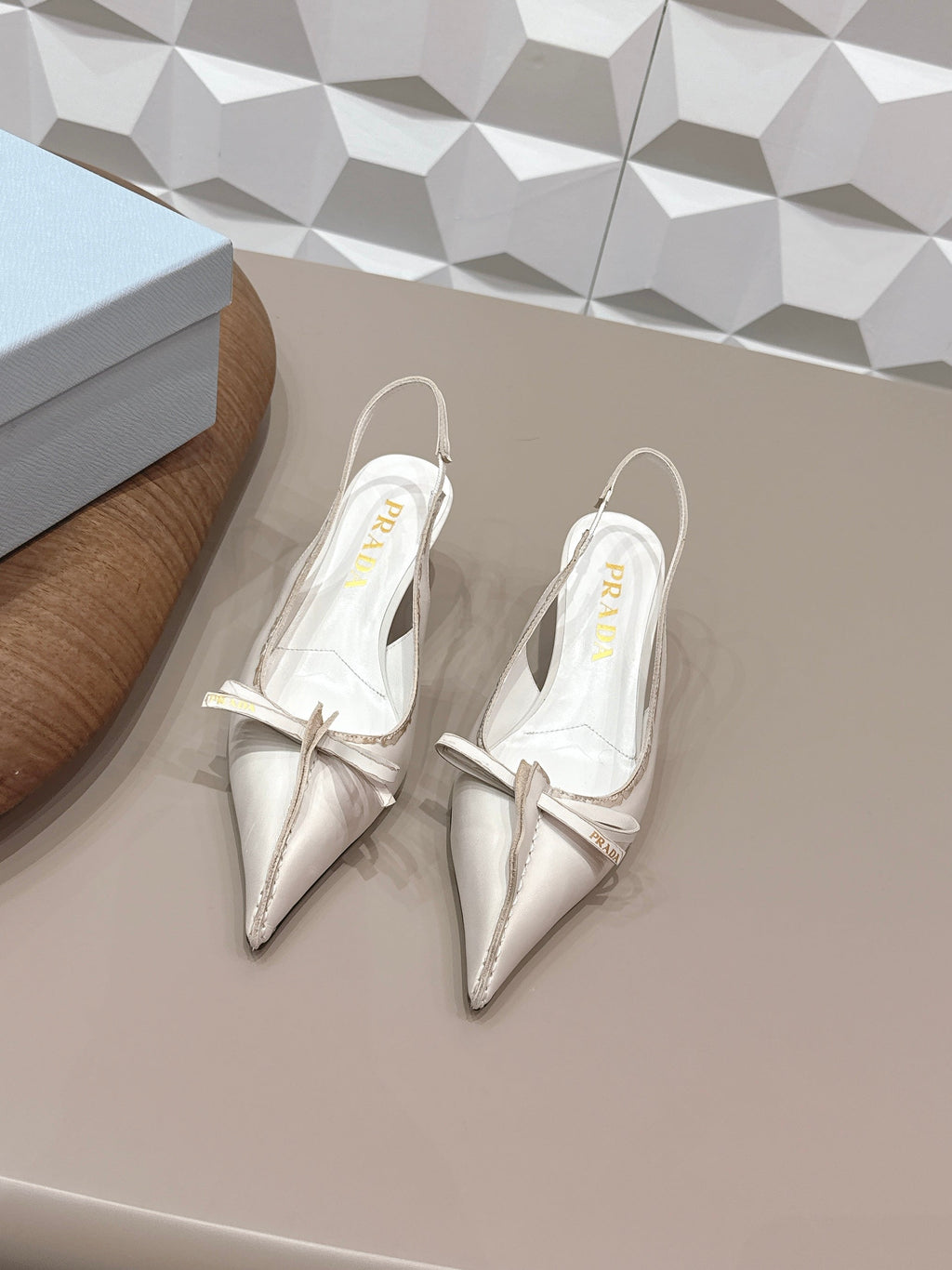 PRADA 26S POINTED TOE SLINGBACK HIGH HEELS 55MM IN CREAM WHITE CALFSKIN WITH BOW