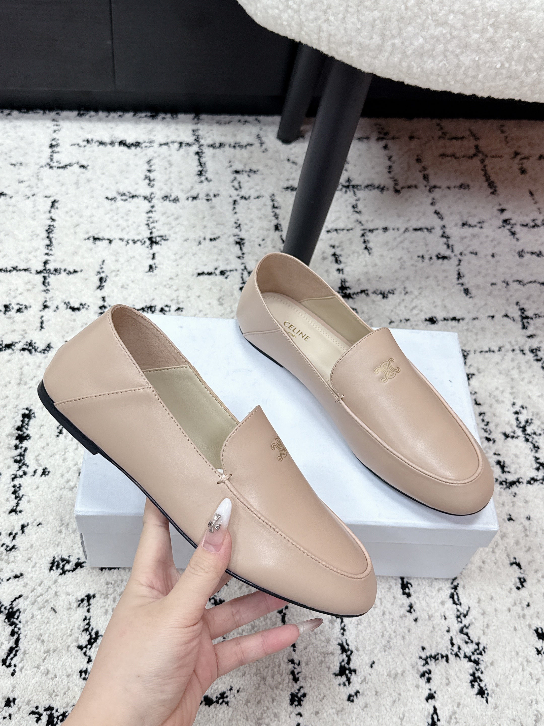 CELINE 26S AURA TRIOMPHE LOAFERS IN BEIGE LAMBSKIN