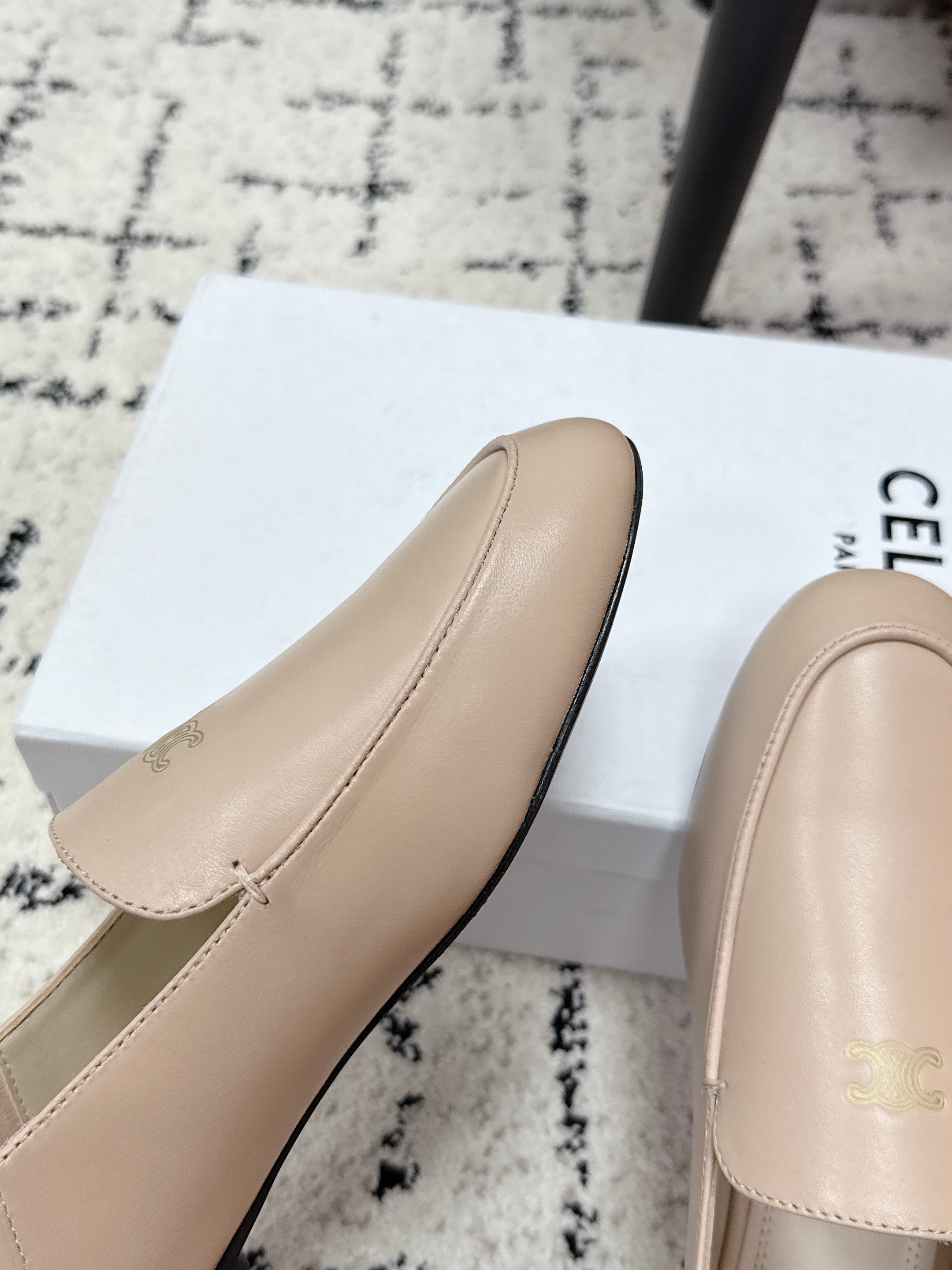 CELINE 26S AURA TRIOMPHE LOAFERS IN BEIGE LAMBSKIN