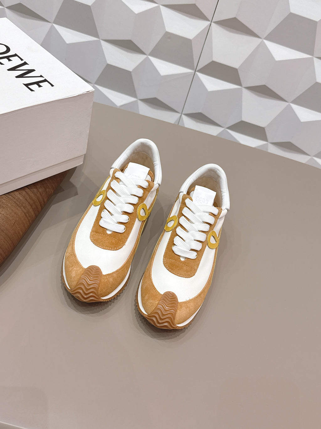 LOEWE 26S FLOW RUNNER SNEAKER IN CARAMEL BROWN AND WHITE SUEDE AND WHITE CALFSKIN